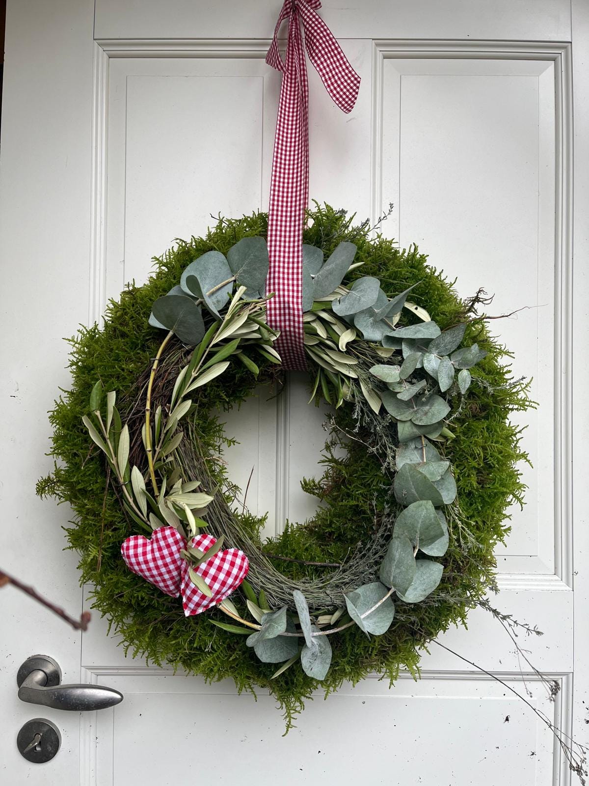 Handgemachter Mooskranz mit Eukalyptus, Olive, Thymian & Herzen | Dekorativer Kranz mit Band