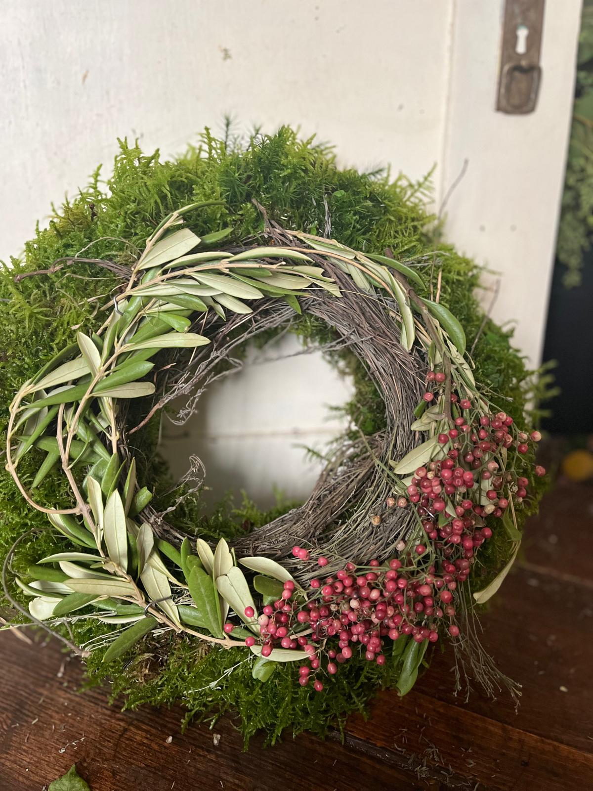 Handgemachter Mooskranz mit Thymian, Olive und rosa Pfeffer | Naturkranz für Heimdekoration | Rustikaler Türkranz