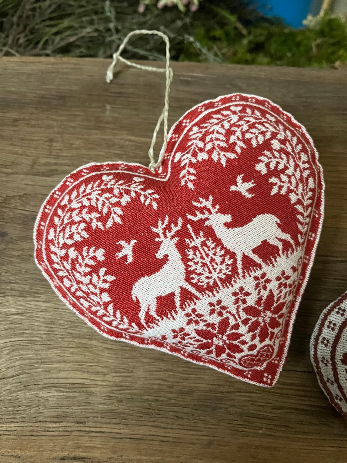 Stoffherz zum Aufhängen mit Hirschmotiv | Rustikale Herzdekoration aus Gobelinstoff