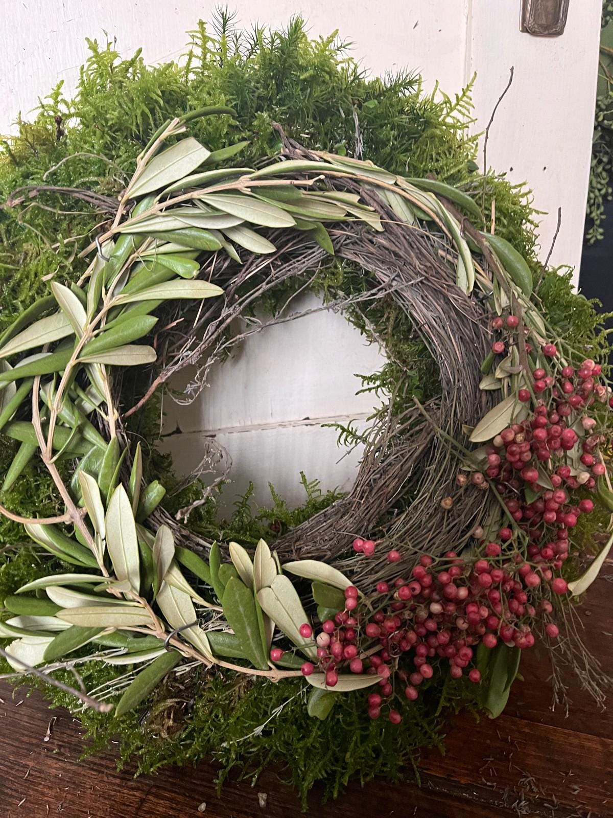 Handgemachter Mooskranz mit Thymian, Olive und rosa Pfeffer | Naturkranz für Heimdekoration | Rustikaler Türkranz