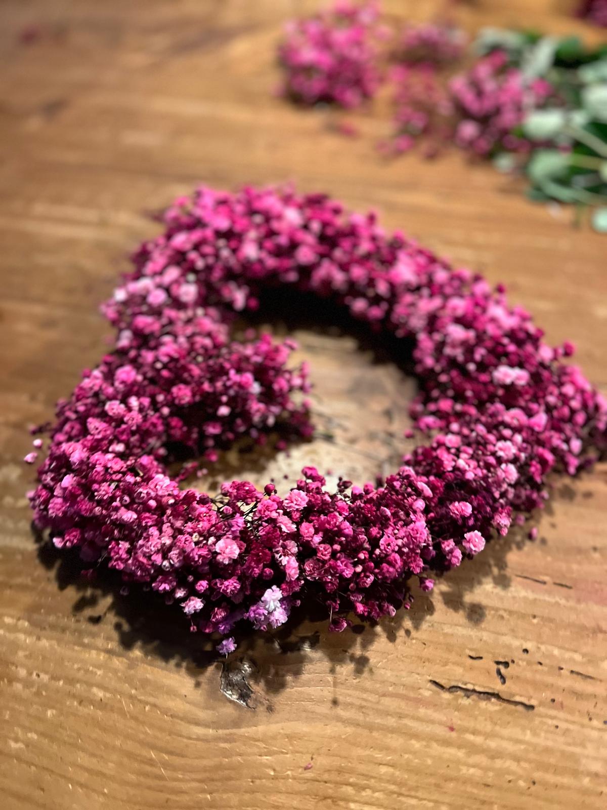 Herz aus Schleierkraut und Naturgrün – Handgefertigte Hängedeko