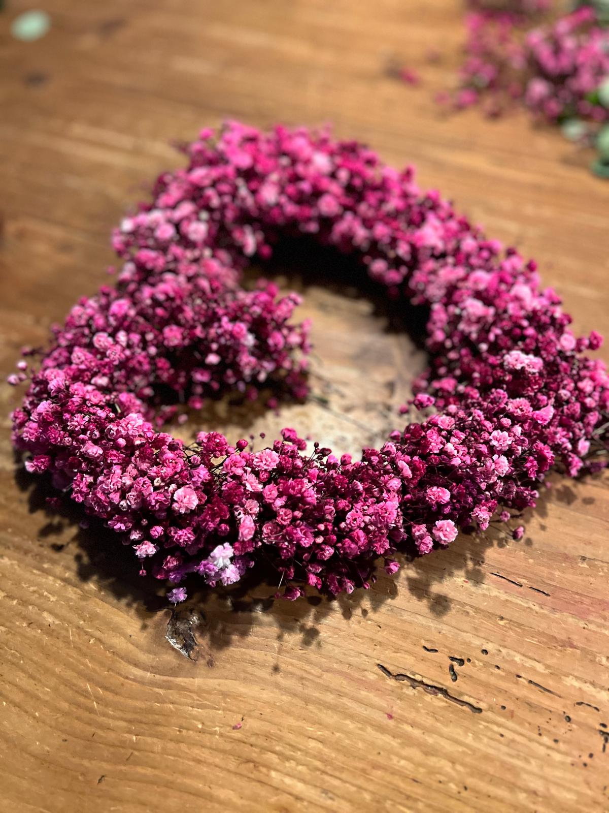 Herz aus Schleierkraut und Naturgrün – Handgefertigte Hängedeko