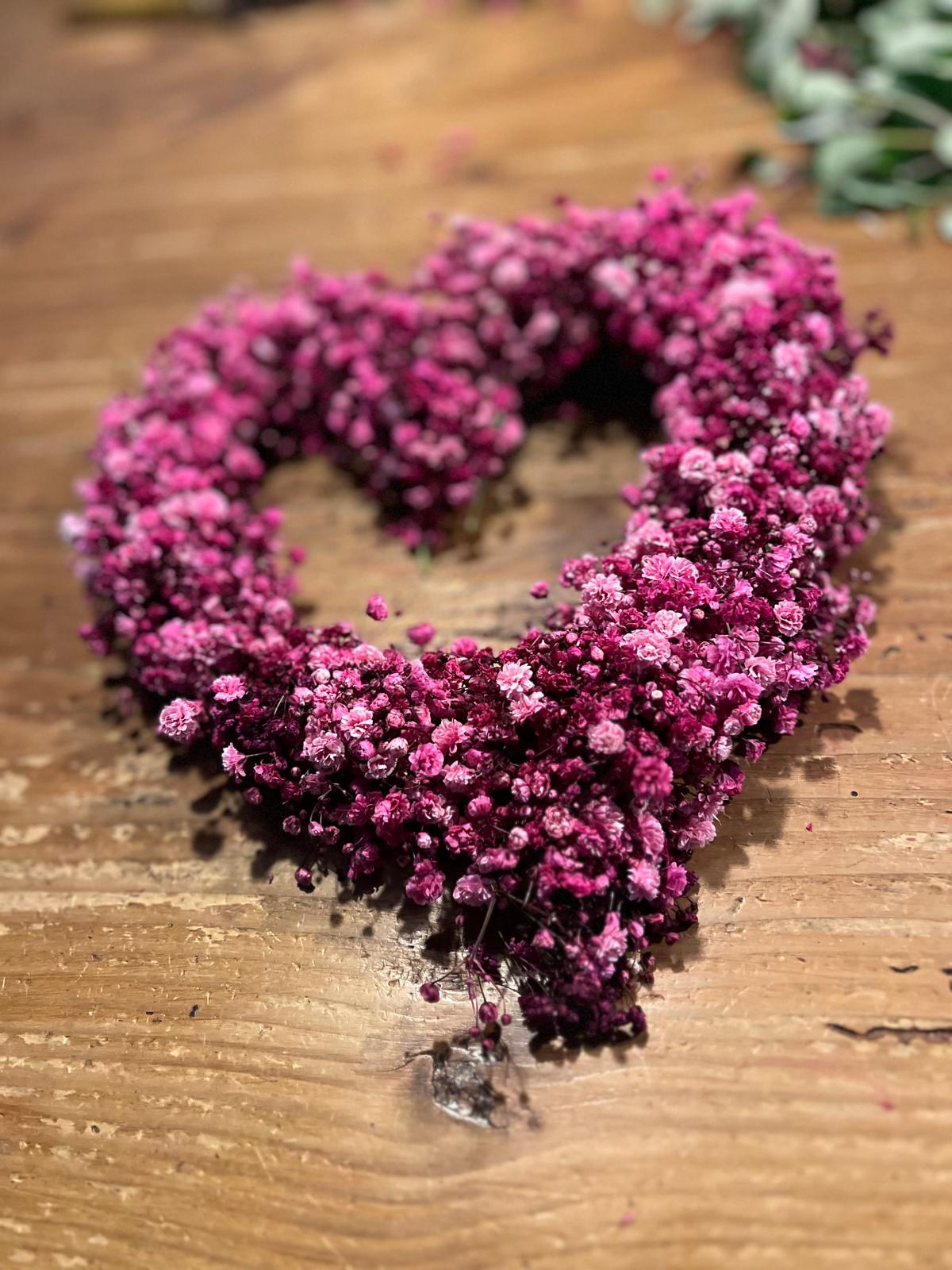 Herz aus Schleierkraut und Naturgrün – Handgefertigte Hängedeko