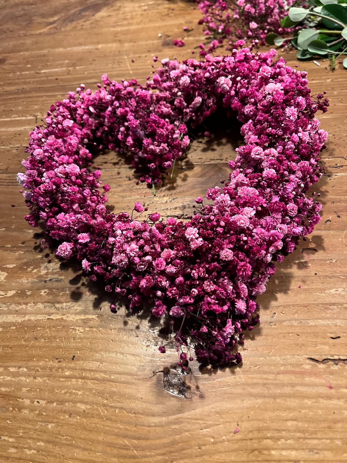 Herz aus Schleierkraut und Naturgrün – Handgefertigte Hängedeko