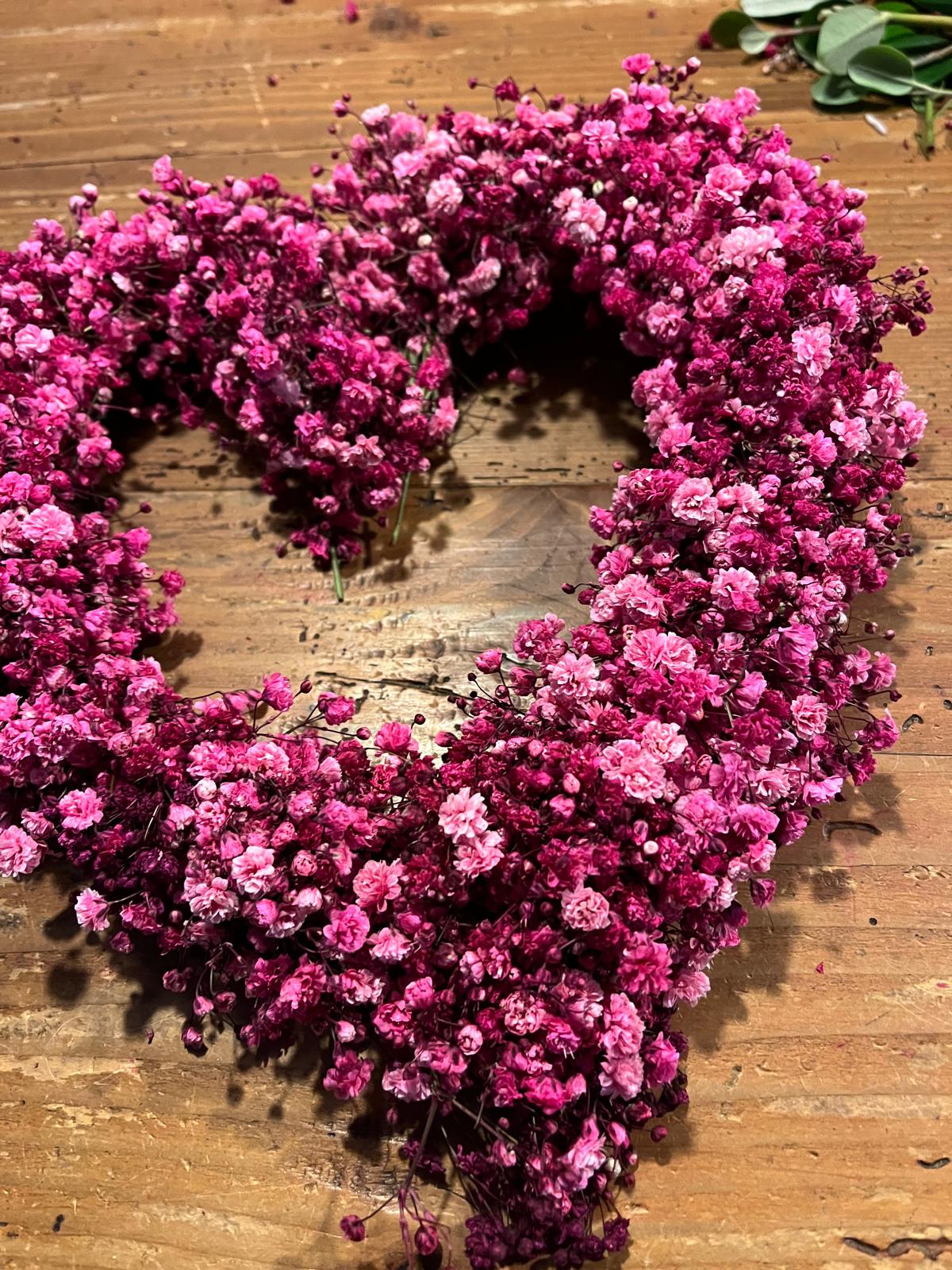 Herz aus Schleierkraut und Naturgrün – Handgefertigte Hängedeko