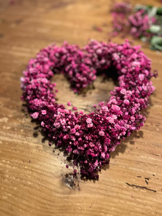 Herz aus Schleierkraut und Naturgrün – Handgefertigte Hängedeko