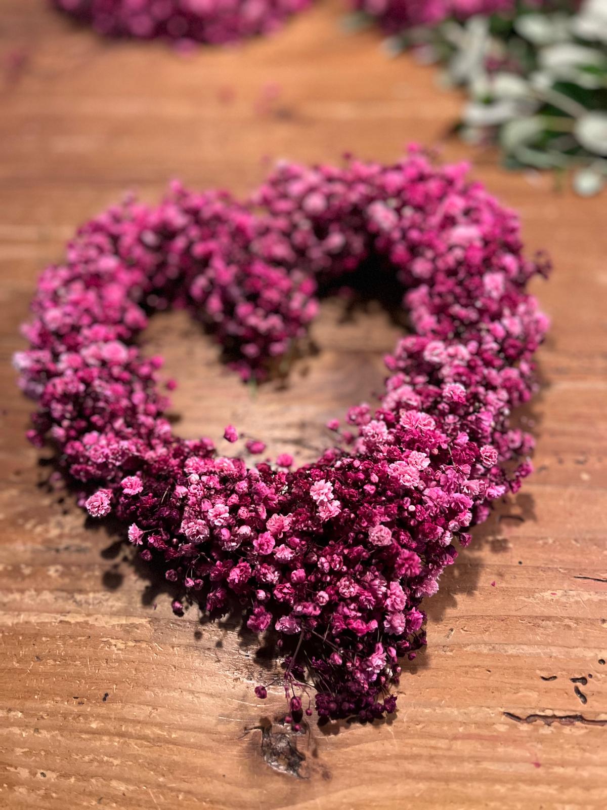 Herz aus Schleierkraut und Naturgrün – Handgefertigte Hängedeko