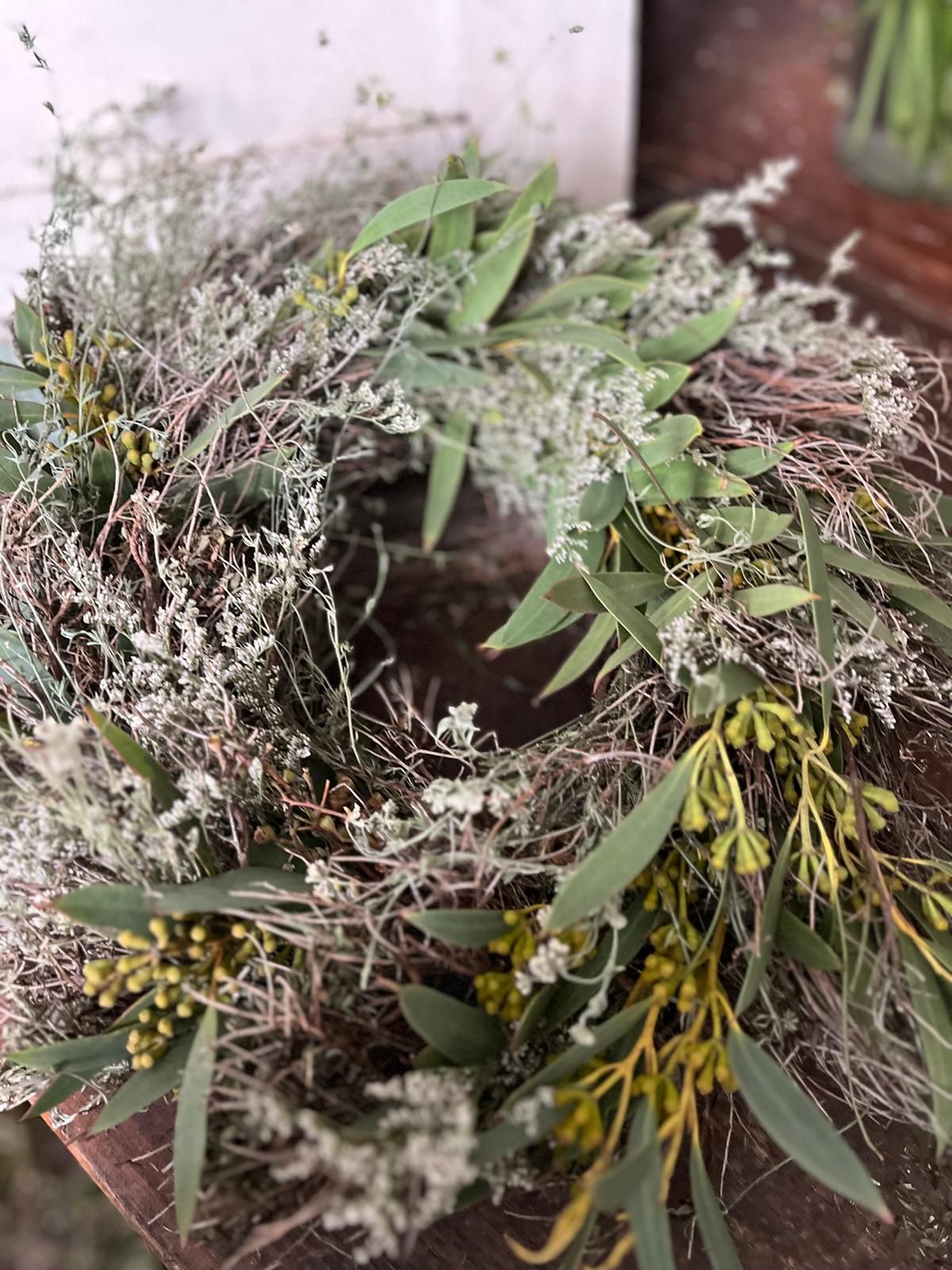 Kranz aus Thymian, Strandflieder & Eukalyptus – Handgemachte Gartendeko oder Türkranz