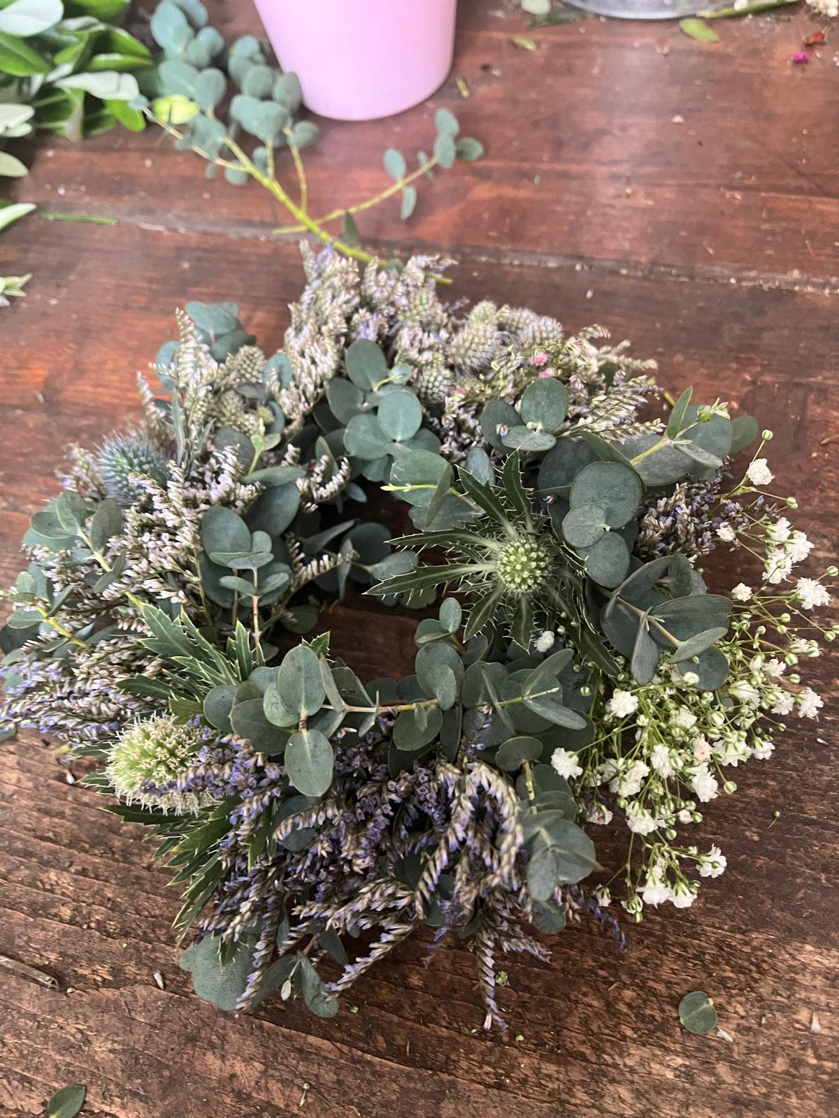 Kranz aus Disteln, Schleierkraut & Strandflieder – Naturkranz zum Trocknen 20cm