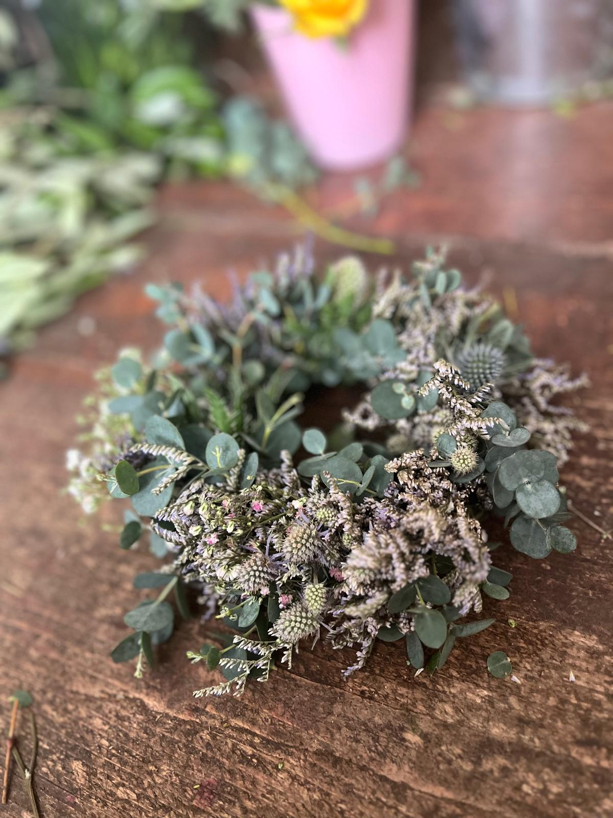 Kranz aus Disteln, Schleierkraut & Strandflieder – Naturkranz zum Trocknen 20cm