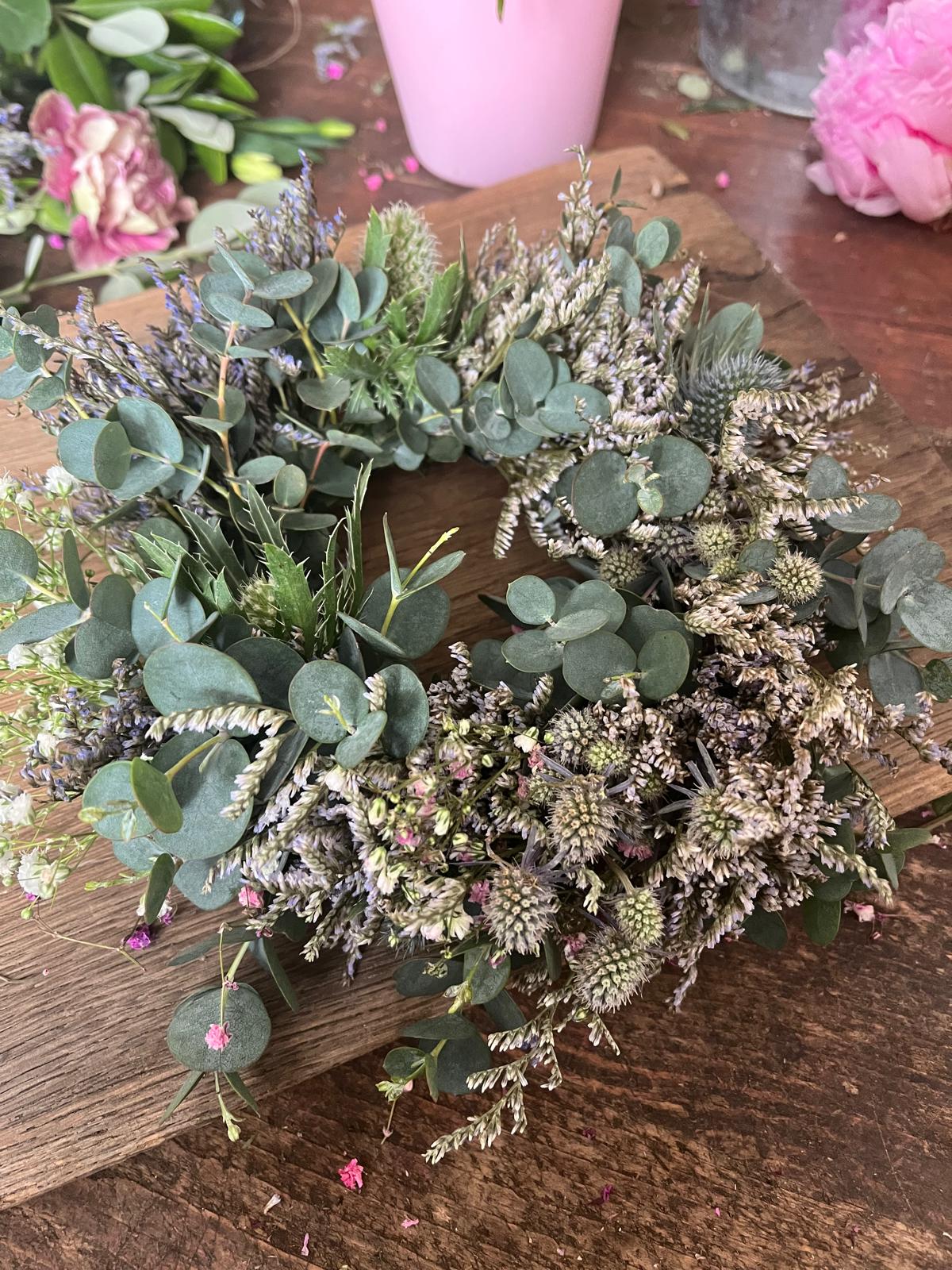 Kranz aus Disteln, Schleierkraut & Strandflieder – Naturkranz zum Trocknen 20cm