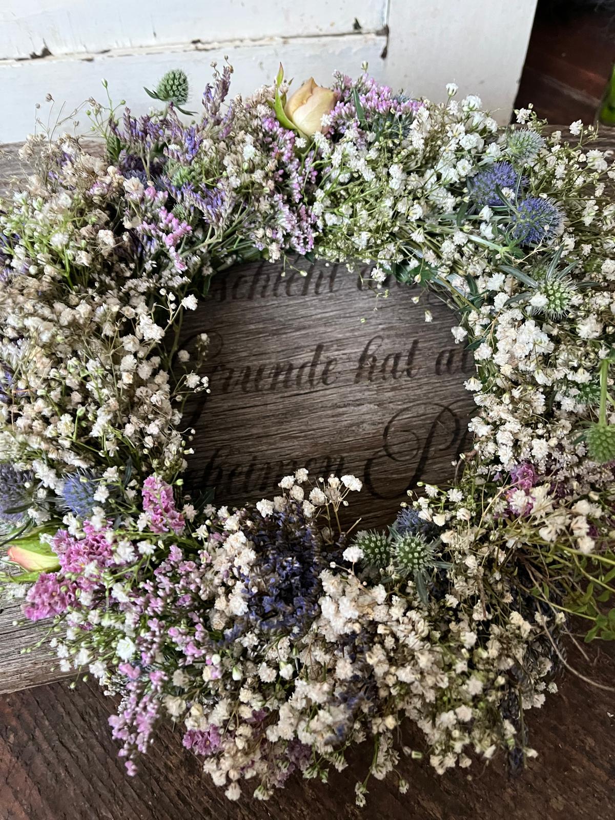 Kranz aus Schleierkraut, Disteln, Strandflieder, Rose & Thymian – Handgemachter Trockenkranz