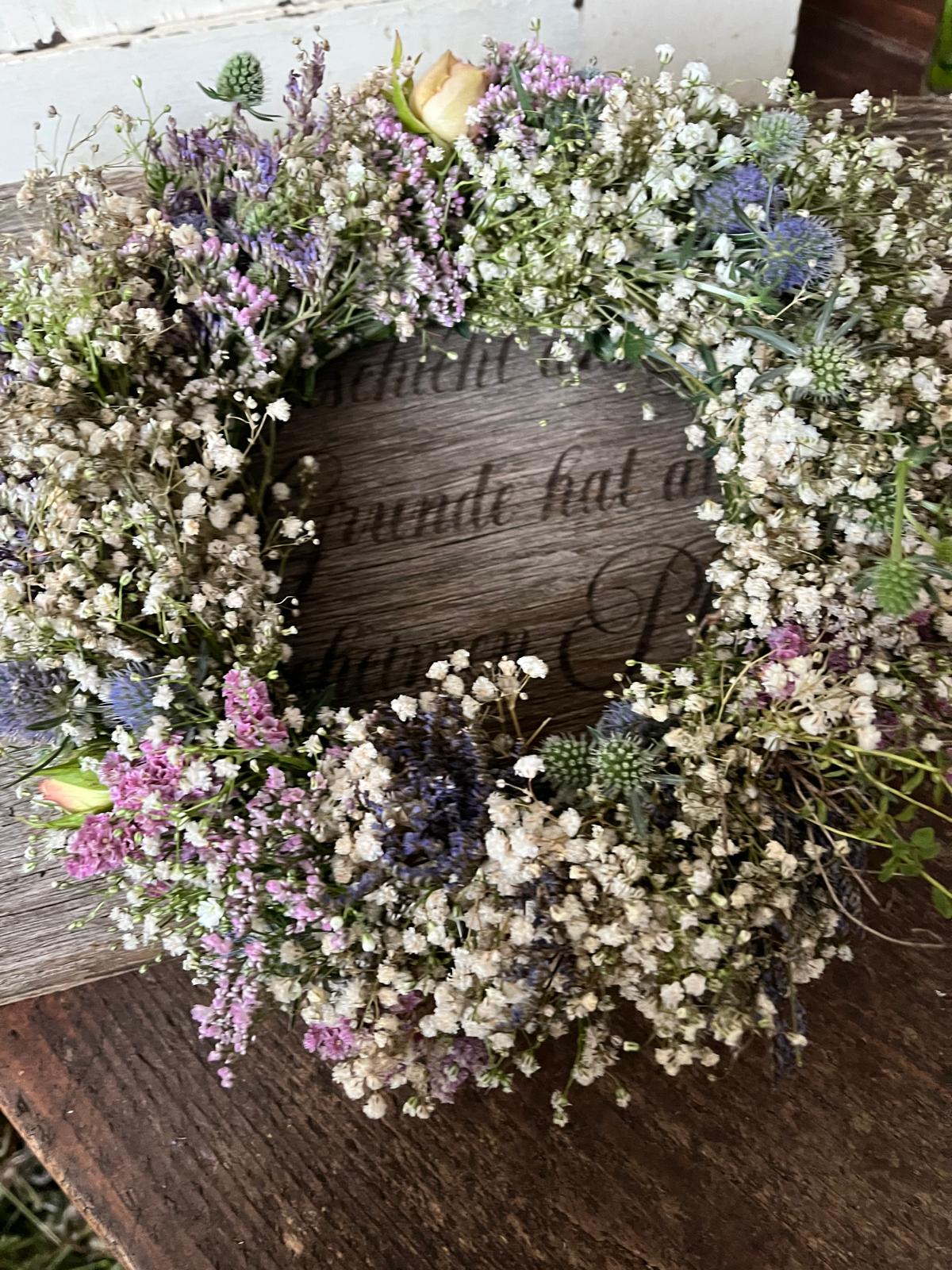 Kranz aus Schleierkraut, Disteln, Strandflieder, Rose & Thymian – Handgemachter Trockenkranz