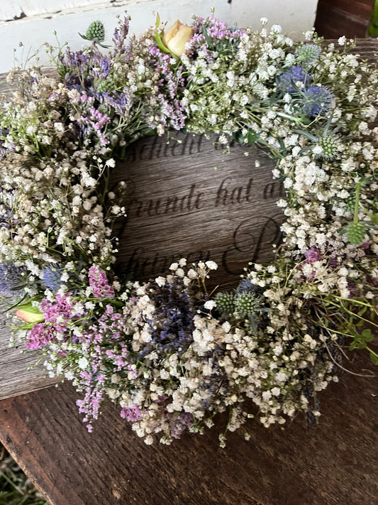 Kranz aus Schleierkraut, Disteln, Strandflieder, Rose & Thymian – Handgemachter Trockenkranz