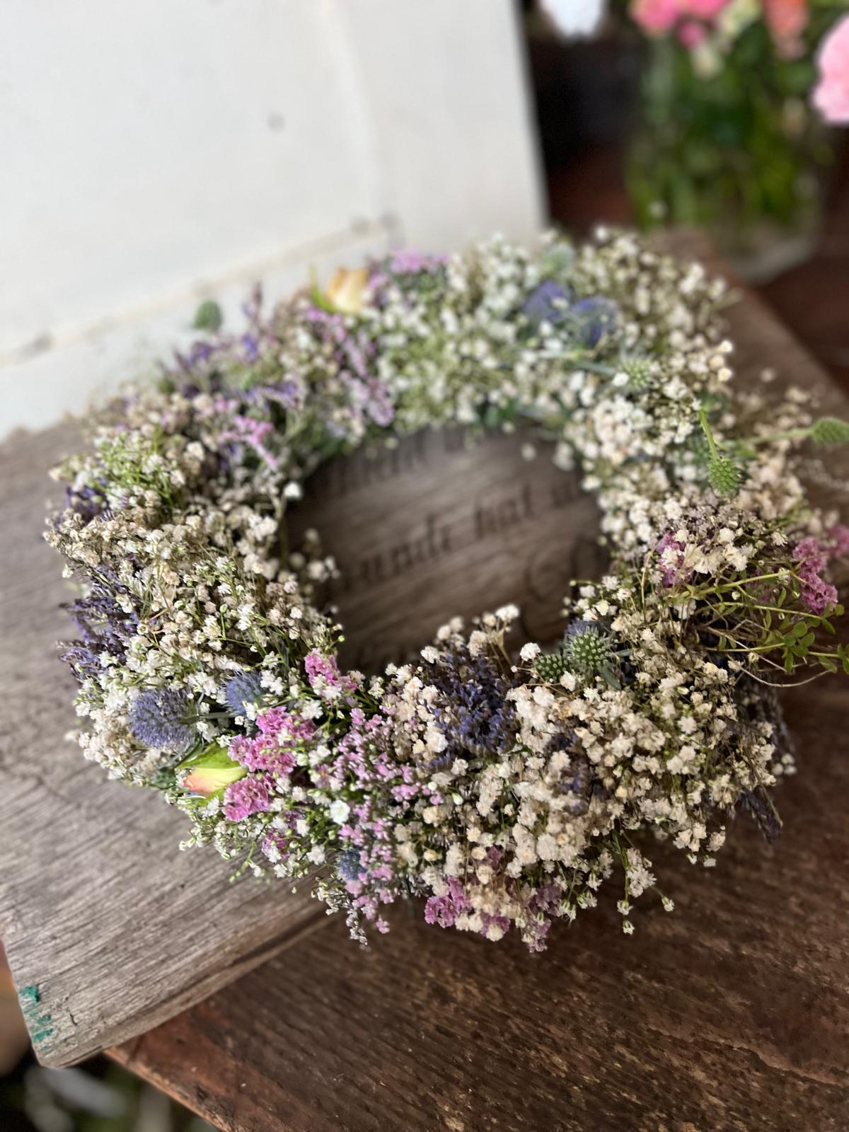 Kranz aus Schleierkraut, Disteln, Strandflieder, Rose & Thymian – Handgemachter Trockenkranz