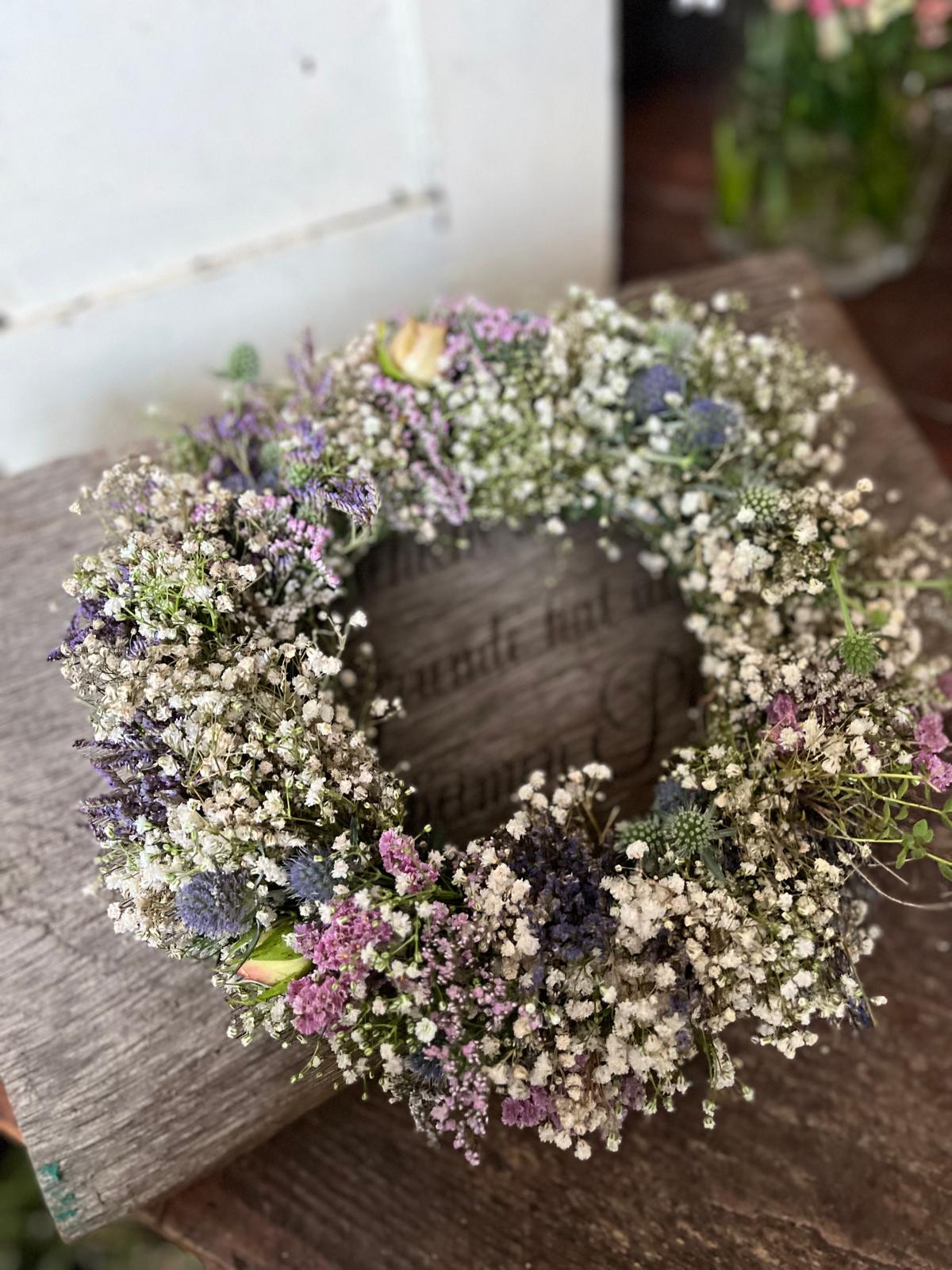Kranz aus Schleierkraut, Disteln, Strandflieder, Rose & Thymian – Handgemachter Trockenkranz