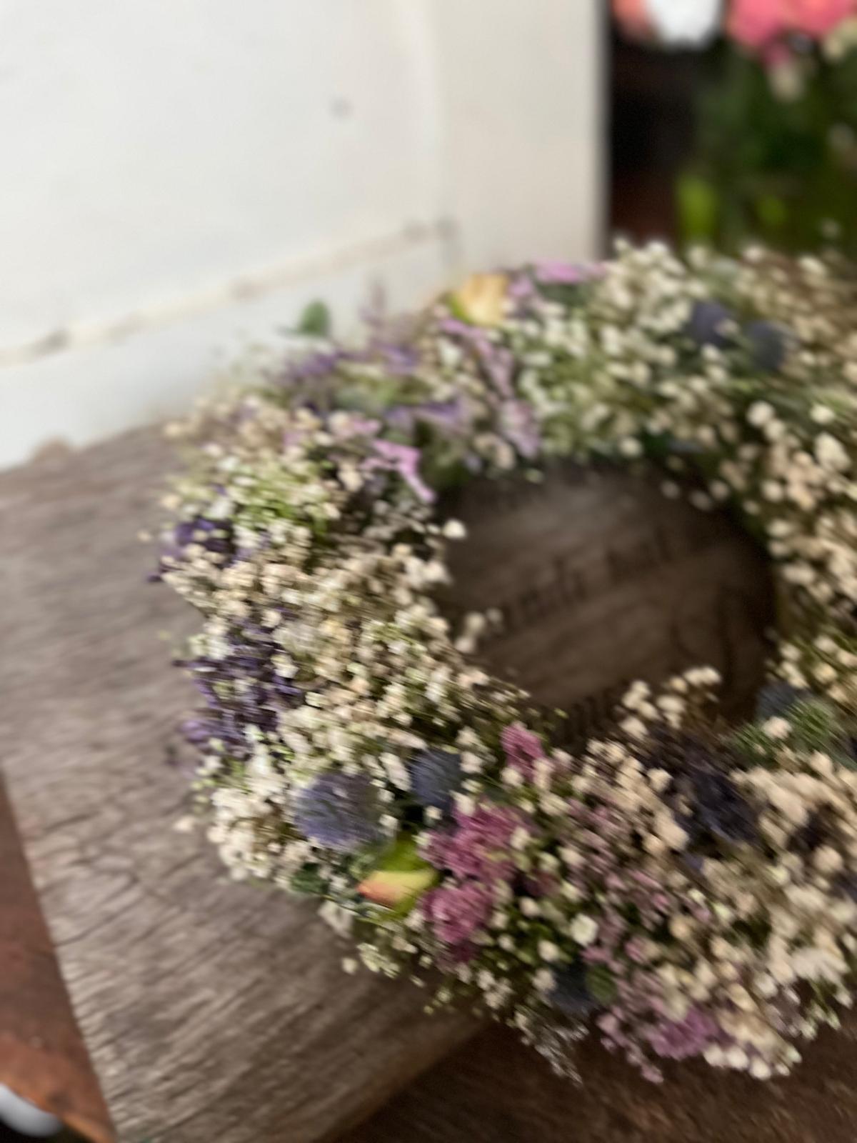 Kranz aus Schleierkraut, Disteln, Strandflieder, Rose & Thymian – Handgemachter Trockenkranz