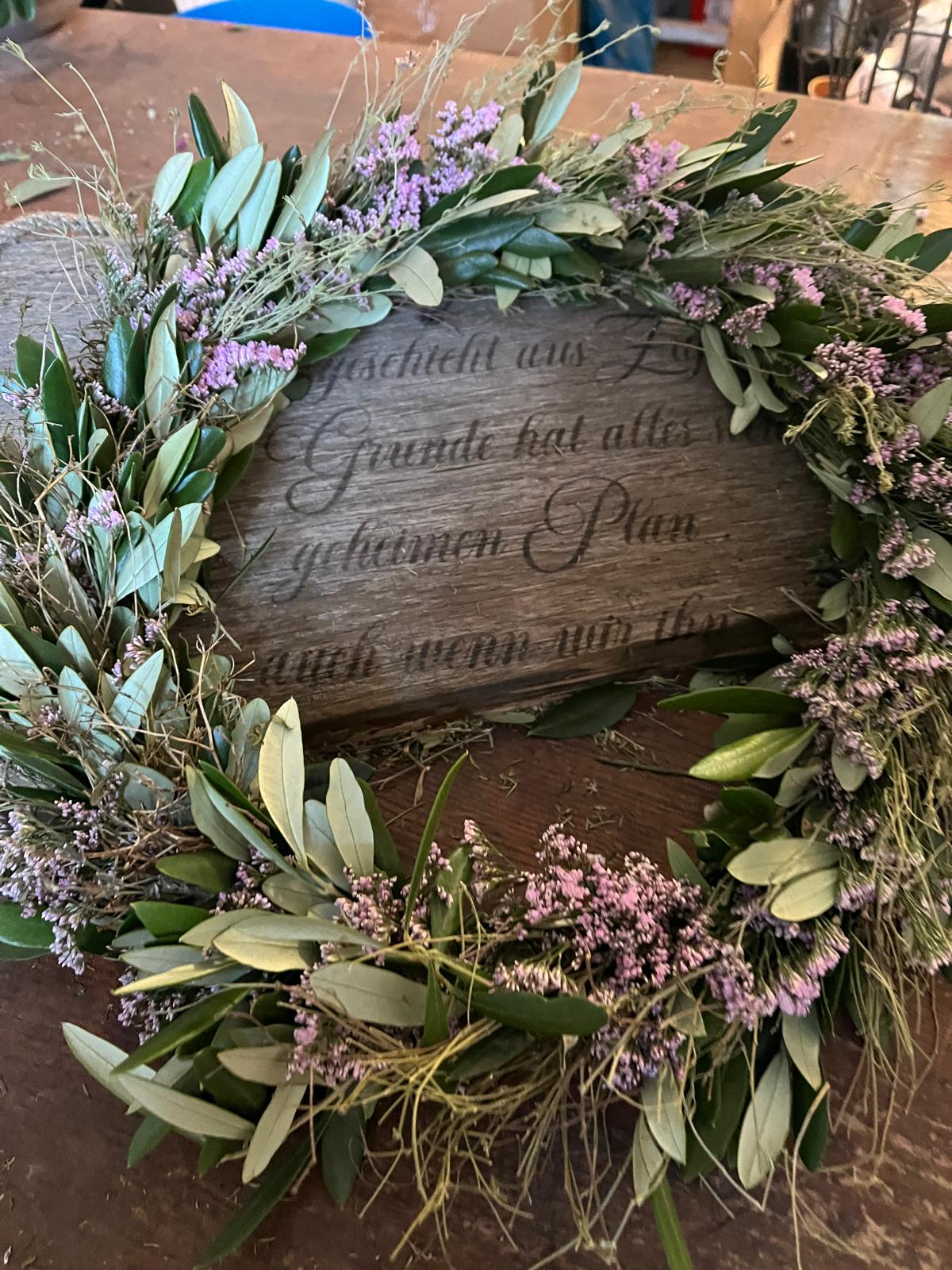 Kranz aus Thymian, Strandflieder & Olive – Handgebundener Trockenkranz – Blumenwerkstatt