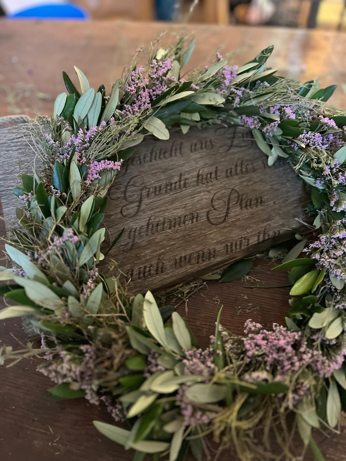 Kranz aus Thymian, Strandflieder & Olive – Handgebundener Trockenkranz – Zeitlose Naturdeko für Tür oder Tisch – Unikat