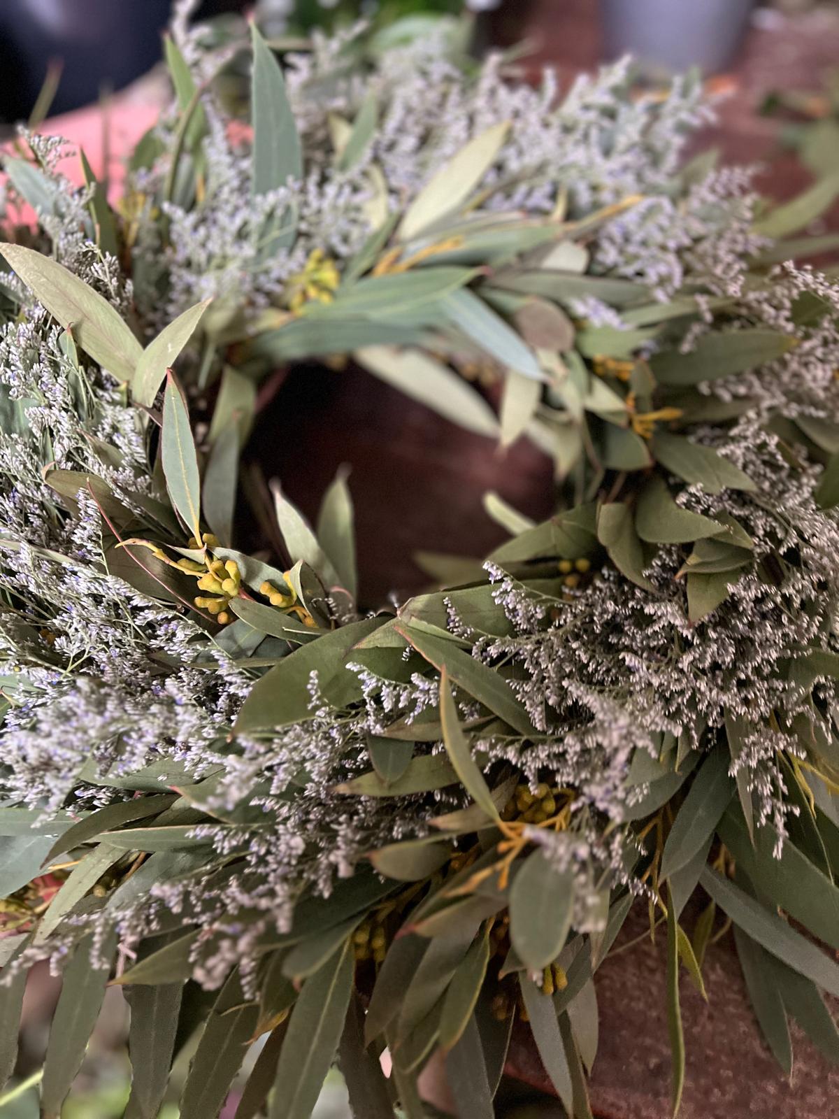 Trockenkranz aus Eukalyptus & Strandflieder – Handgemachter Naturkranz für Tür oder Tisch