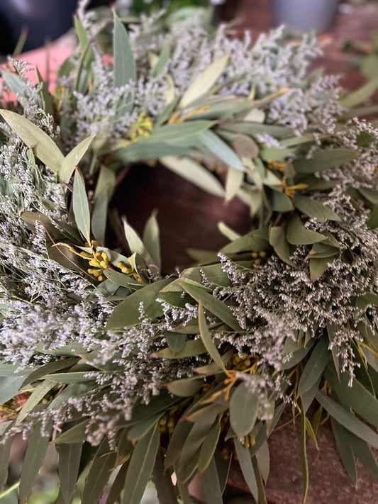 Trockenkranz aus Eukalyptus & Strandflieder – Handgemachter Naturkranz für Tür oder Tisch