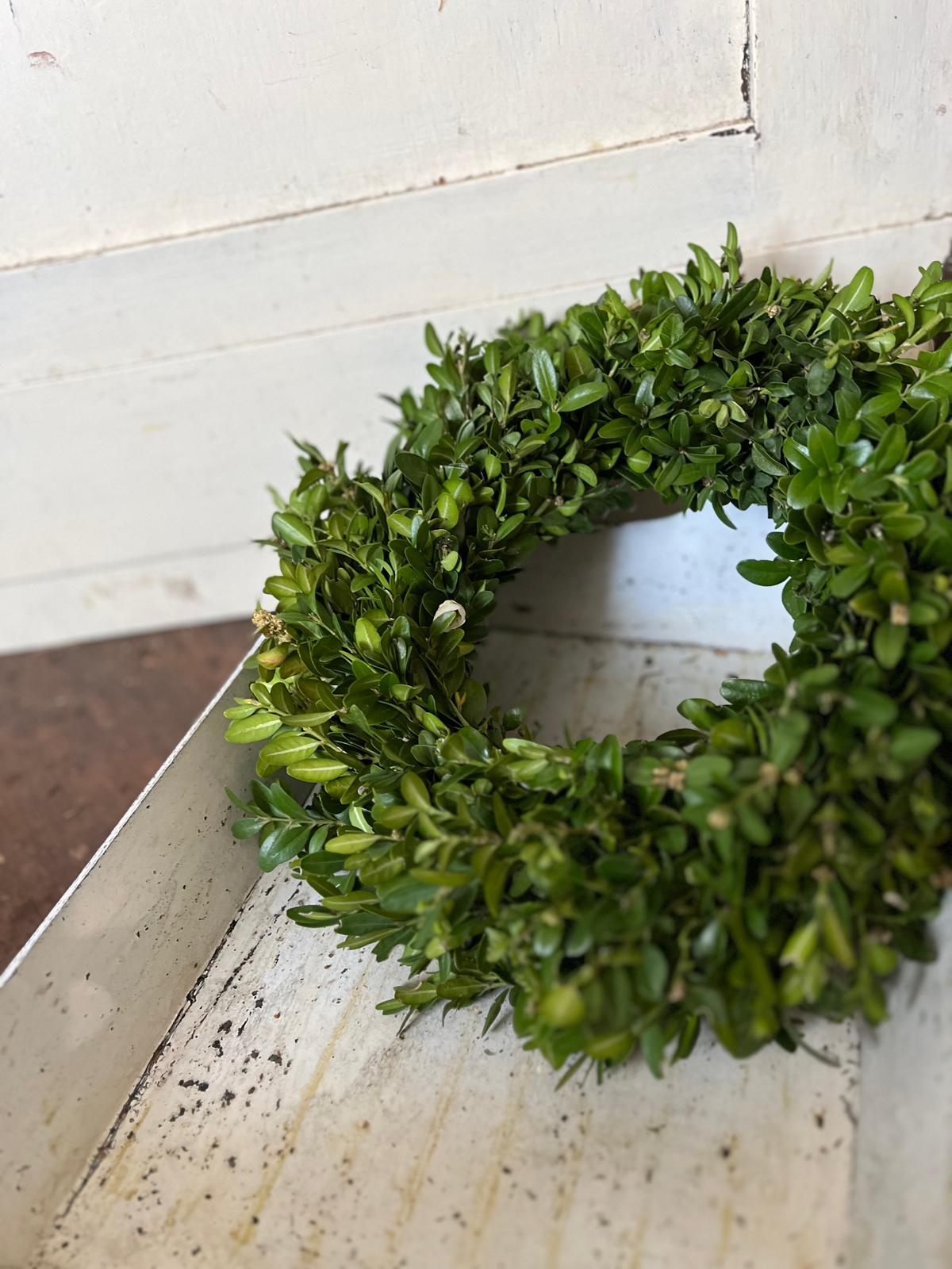 Zeitloser Buxkranz – Handgebunden – Türkranz oder Tischdeko aus Buchsbaum