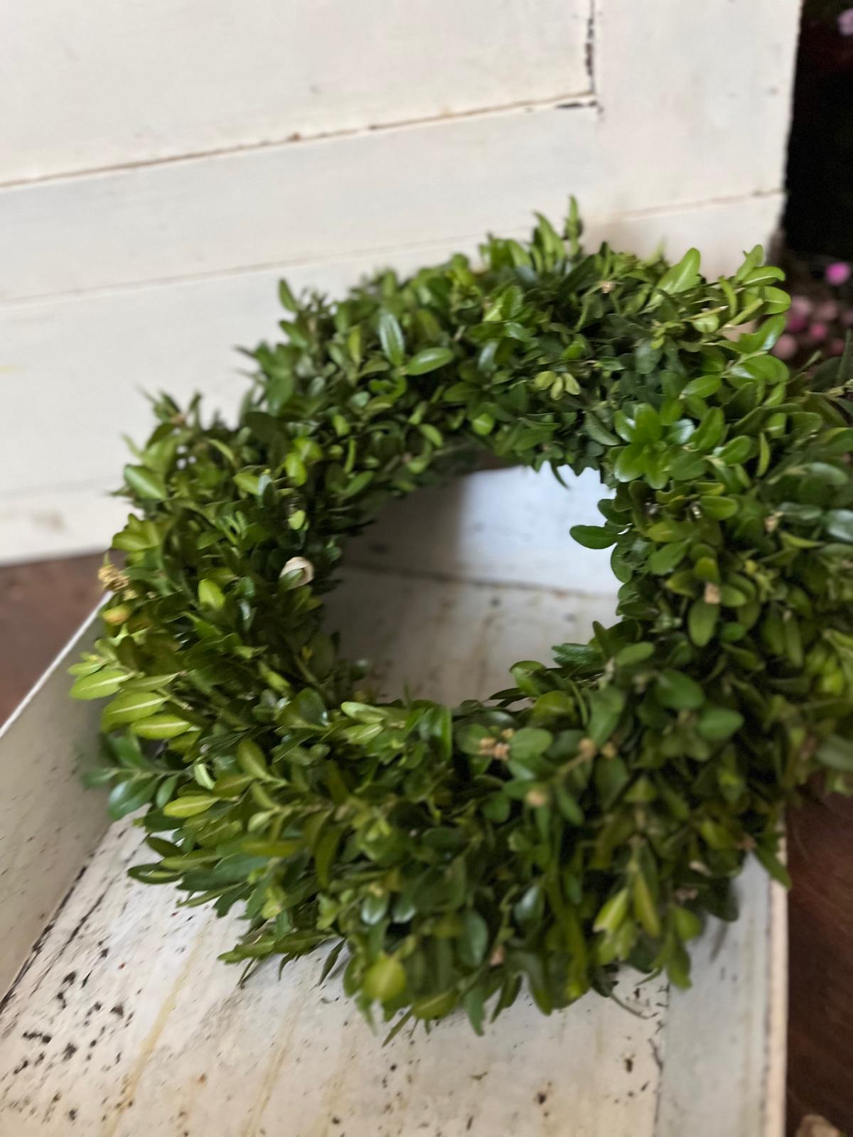 Zeitloser Buxkranz – Handgebunden – Türkranz oder Tischdeko aus Buchsbaum