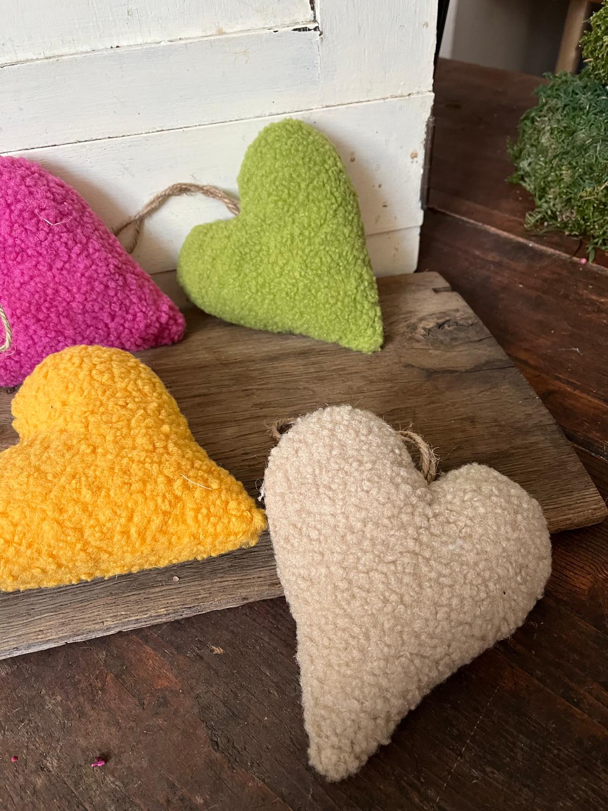 Plüschstoff Herz zum Aufhängen – Kuschelige Deko in 4 Farben