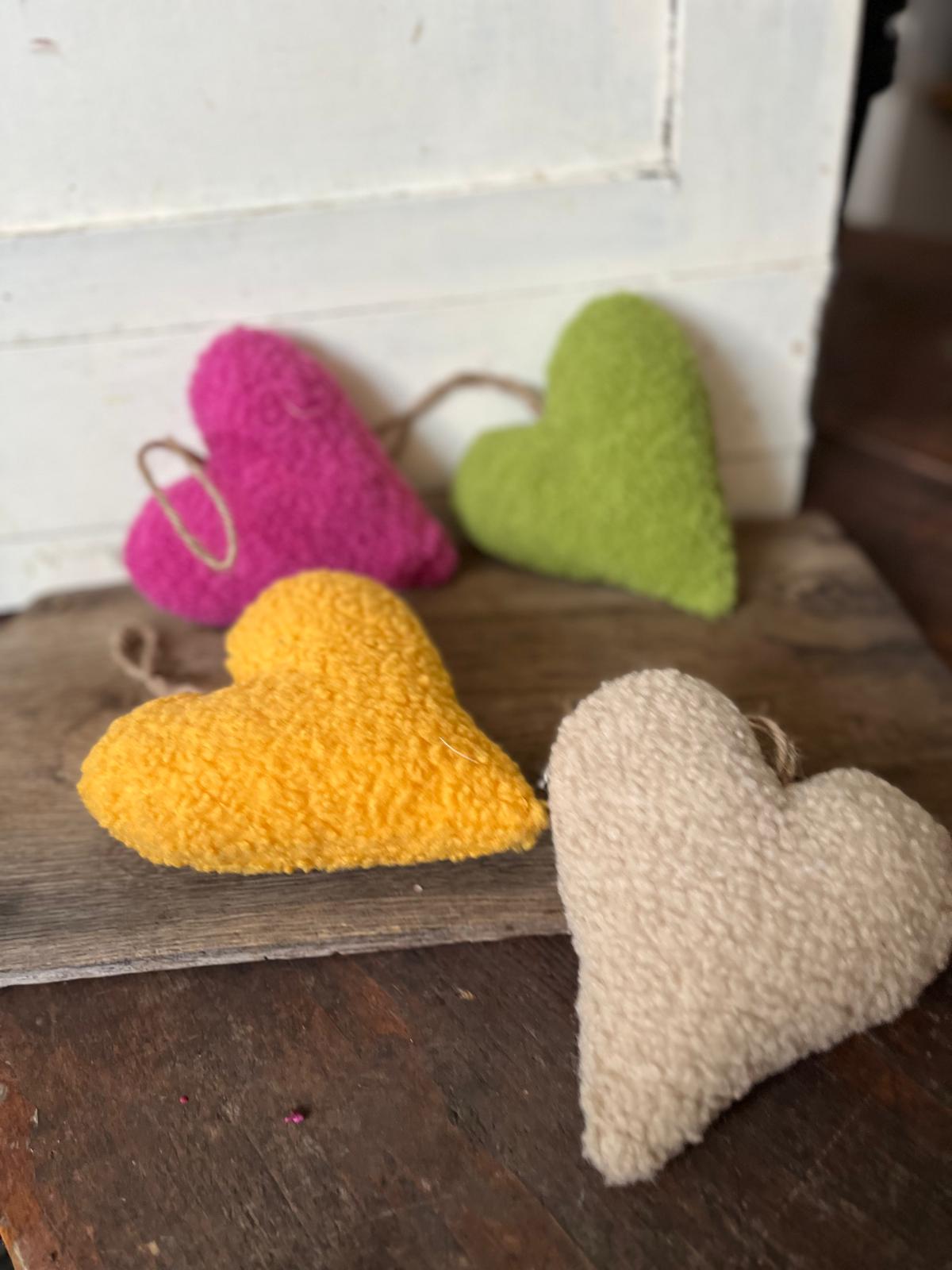 Plüschstoff Herz zum Aufhängen – Kuschelige Deko in 4 Farben