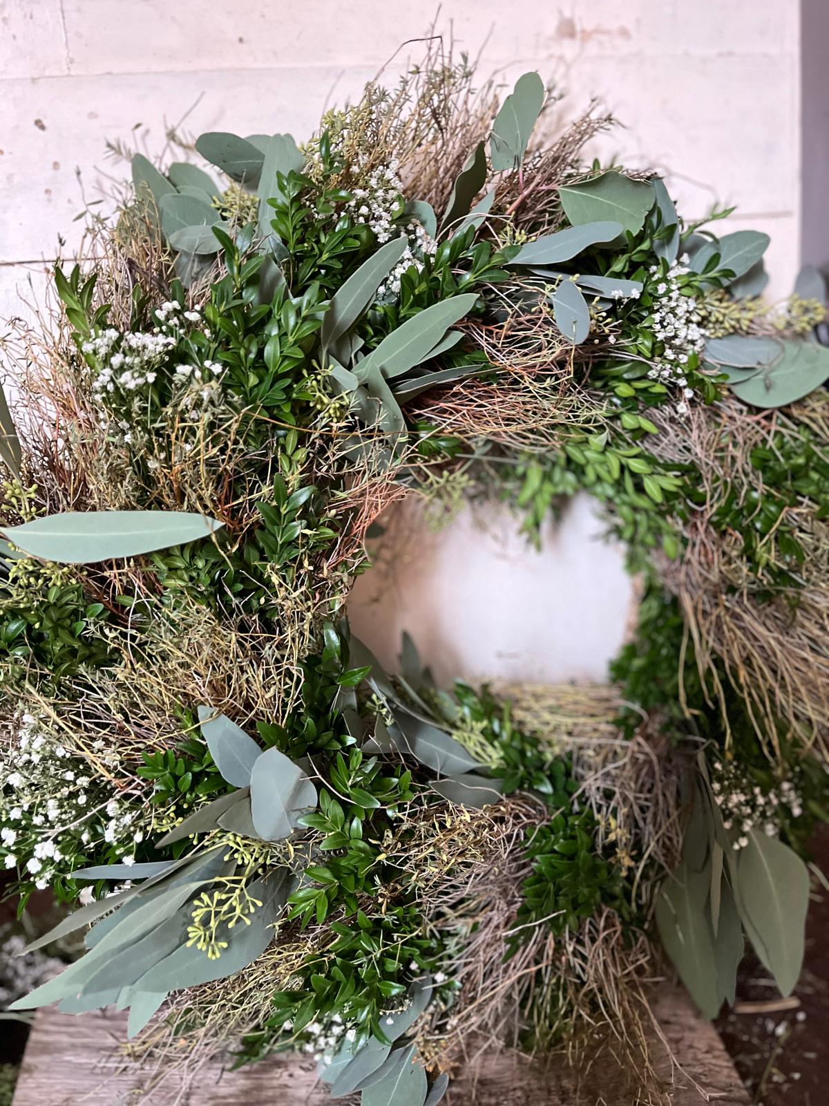 Zeitloser Eukalyptus-Kranz mit Buchsbaum & Thymian – Ganzjahresdeko, Türkranz Unikat