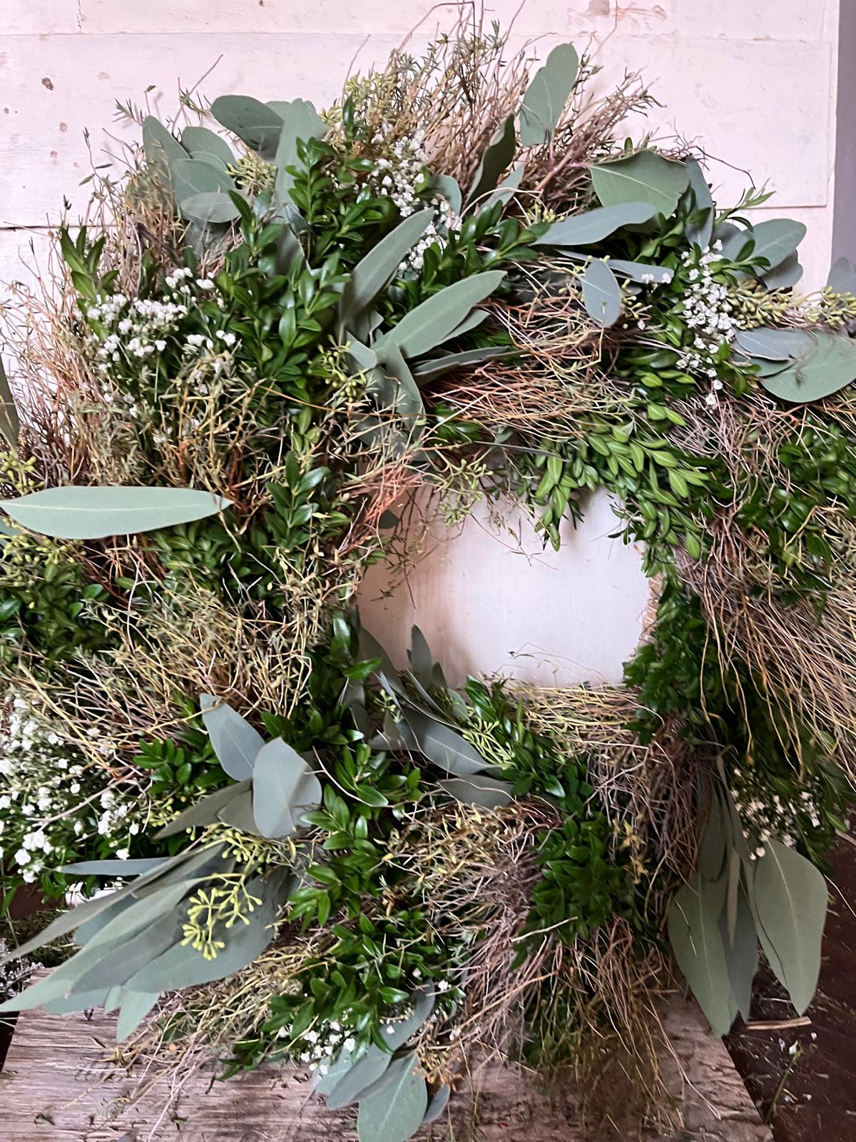 Zeitloser Eukalyptus-Kranz mit Buchsbaum & Thymian – Ganzjahresdeko, Türkranz Unikat