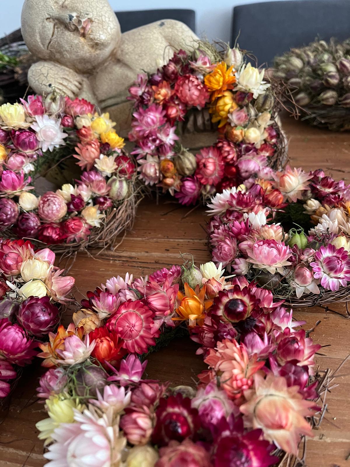 Einzigartige Mini-Kränze aus Strohblumen: Besondere Herbst-Deko