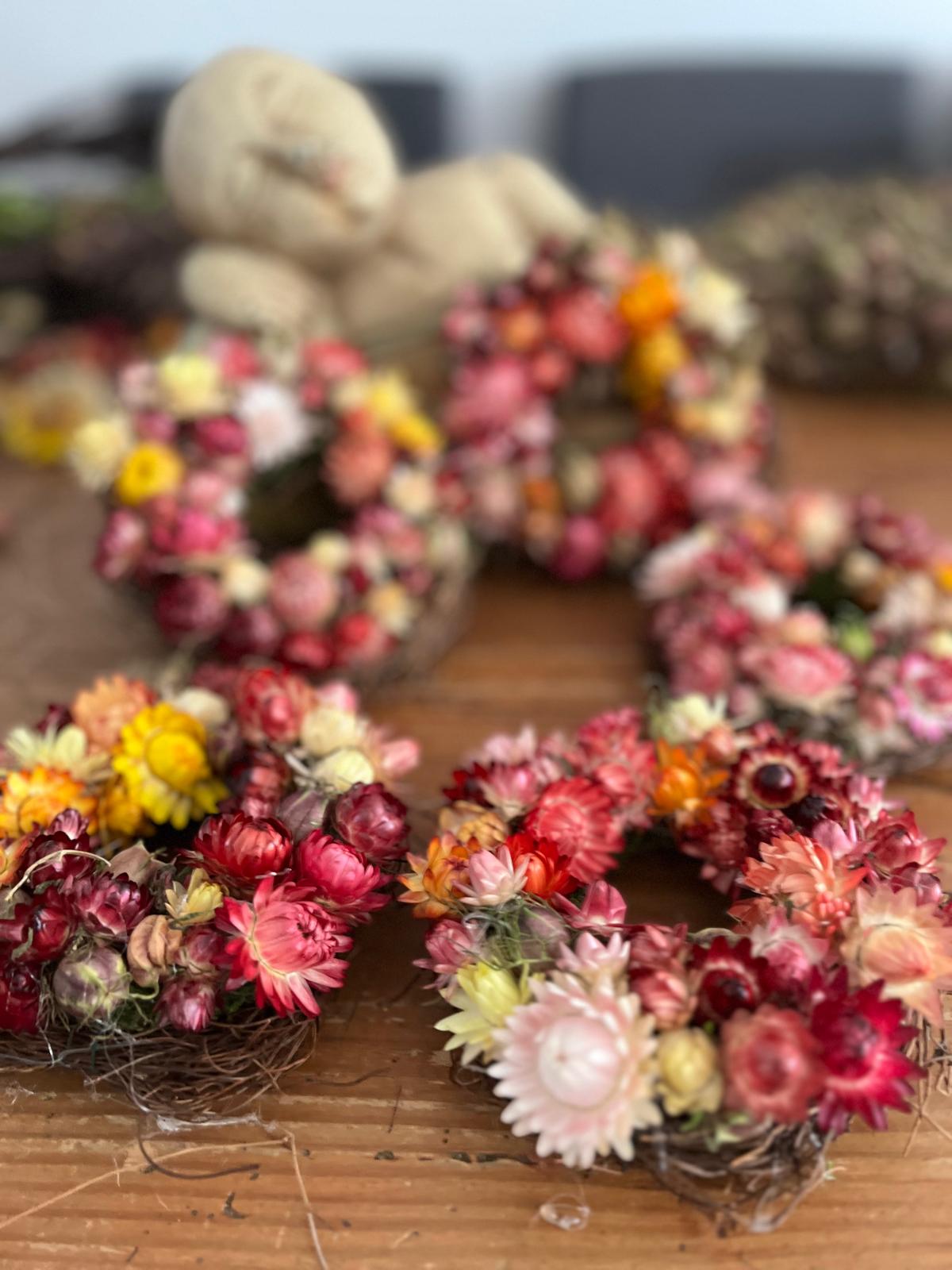 Einzigartige Mini-Kränze aus Strohblumen: Besondere Herbst-Deko