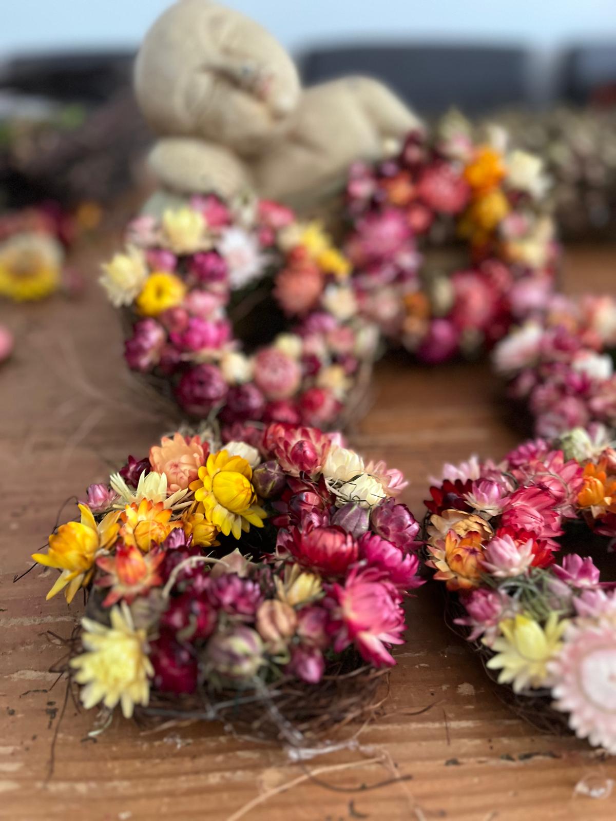 Einzigartige Mini-Kränze aus Strohblumen: Besondere Herbst-Deko