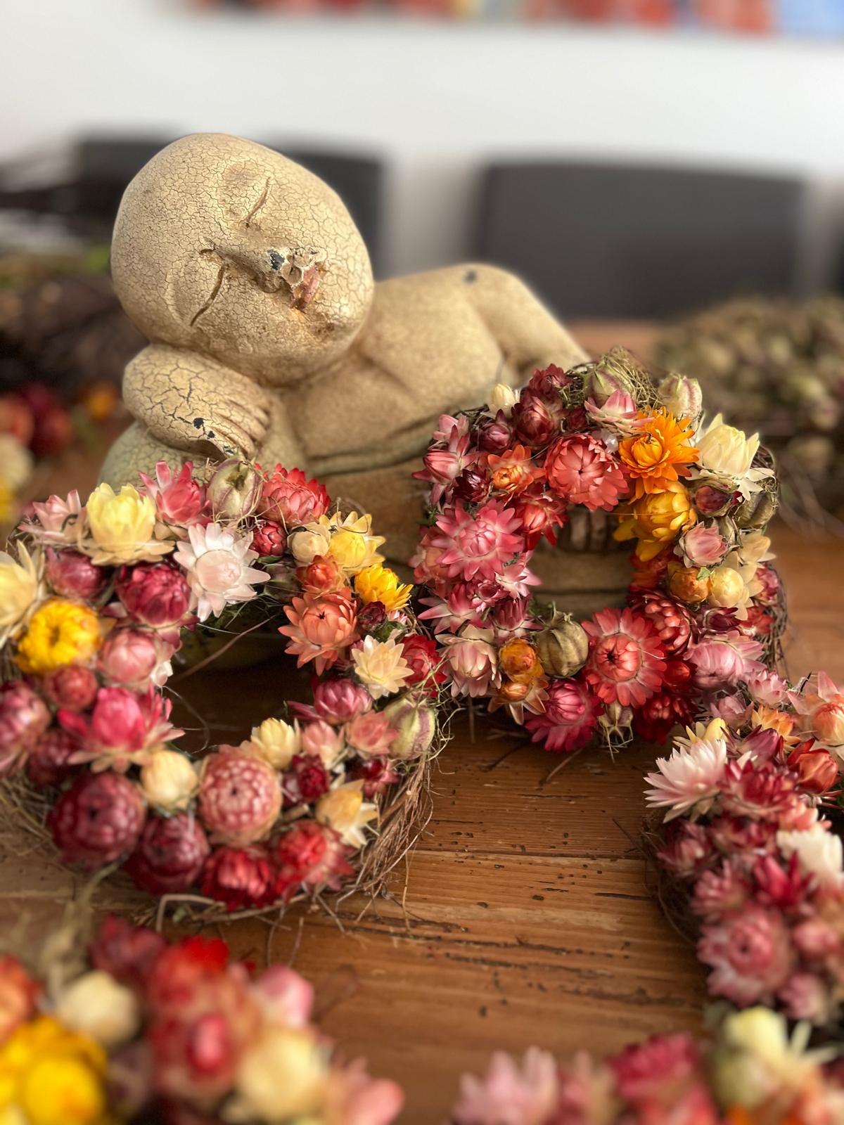 Einzigartige Mini-Kränze aus Strohblumen: Besondere Herbst-Deko