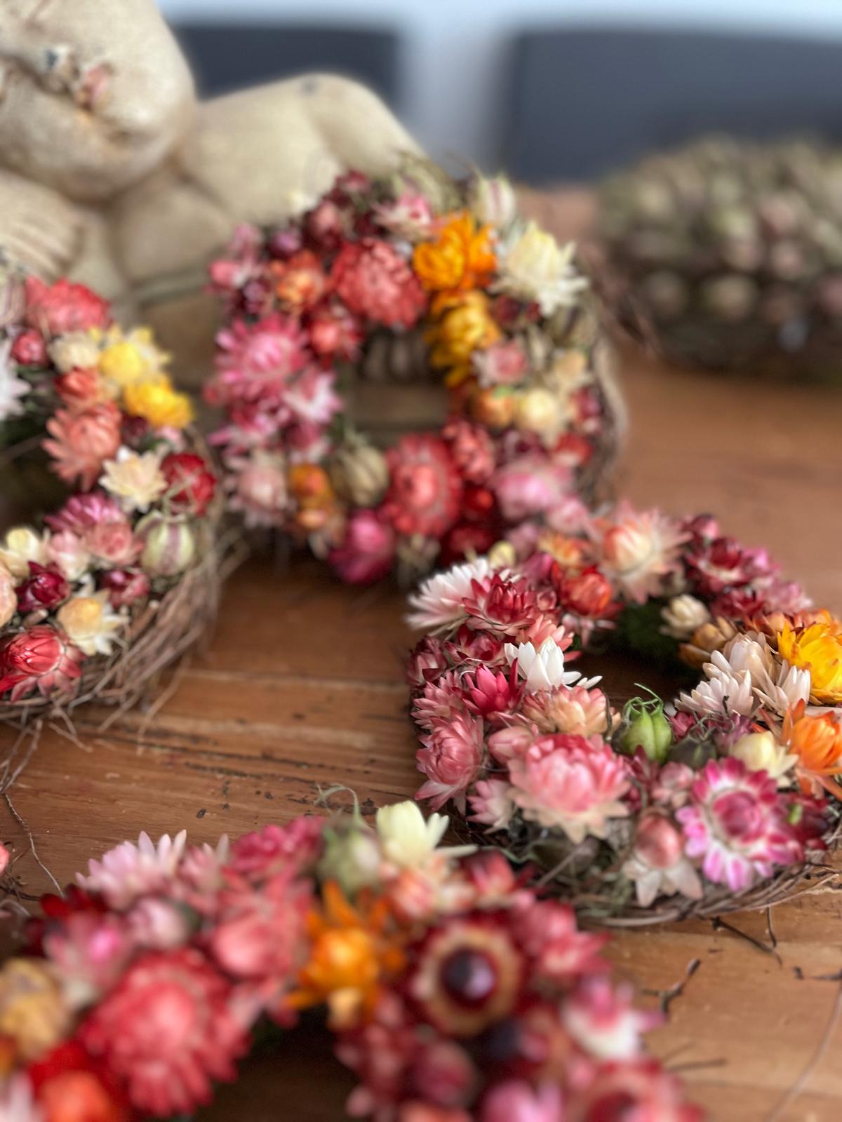 Einzigartige Mini-Kränze aus Strohblumen: Besondere Herbst-Deko