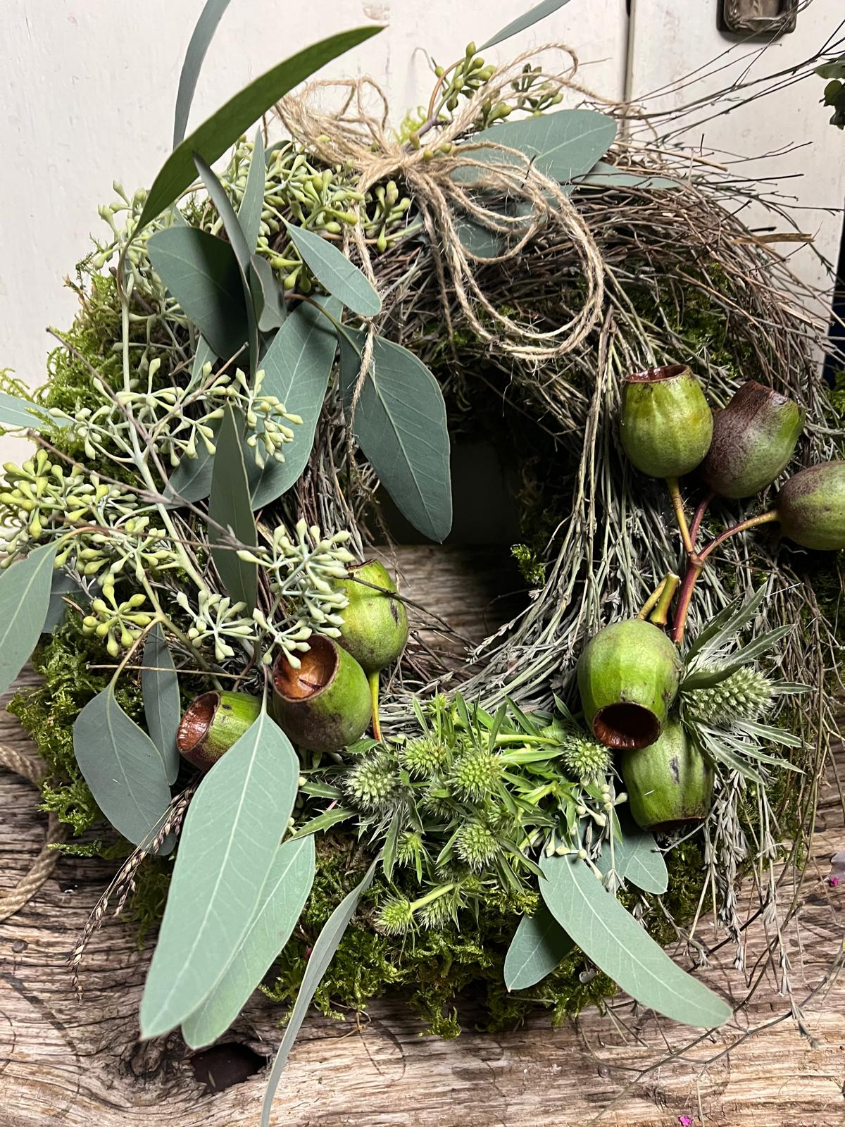 Kranz mit Eukalyptus & Disteln: Zeitlose Deko