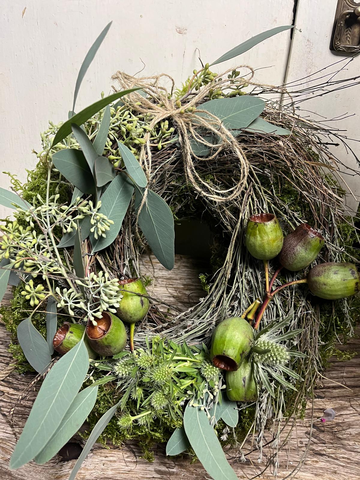 Kranz mit Eukalyptus & Disteln: Zeitlose Deko