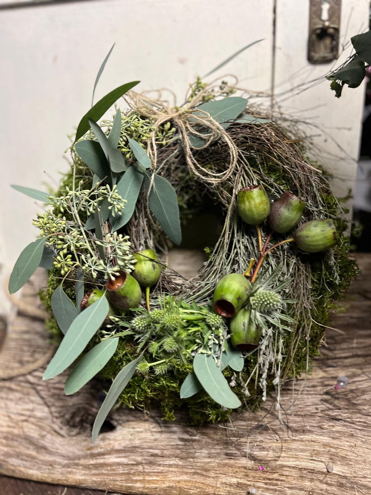 Kranz mit Eukalyptus & Disteln: Zeitlose Deko