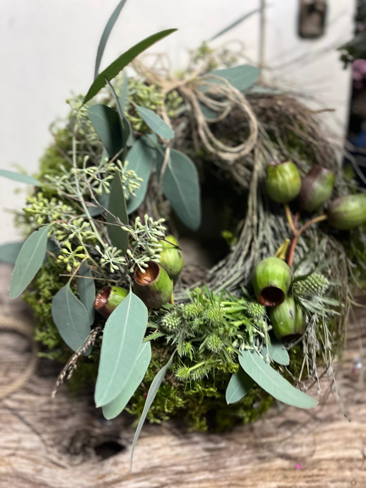 Kranz mit Eukalyptus & Disteln: Zeitlose Deko