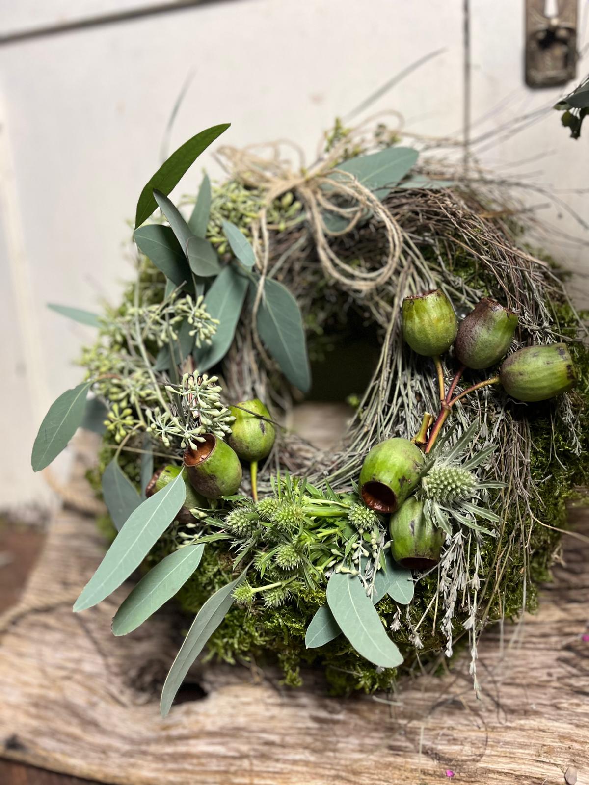 Kranz mit Eukalyptus & Disteln: Zeitlose Deko