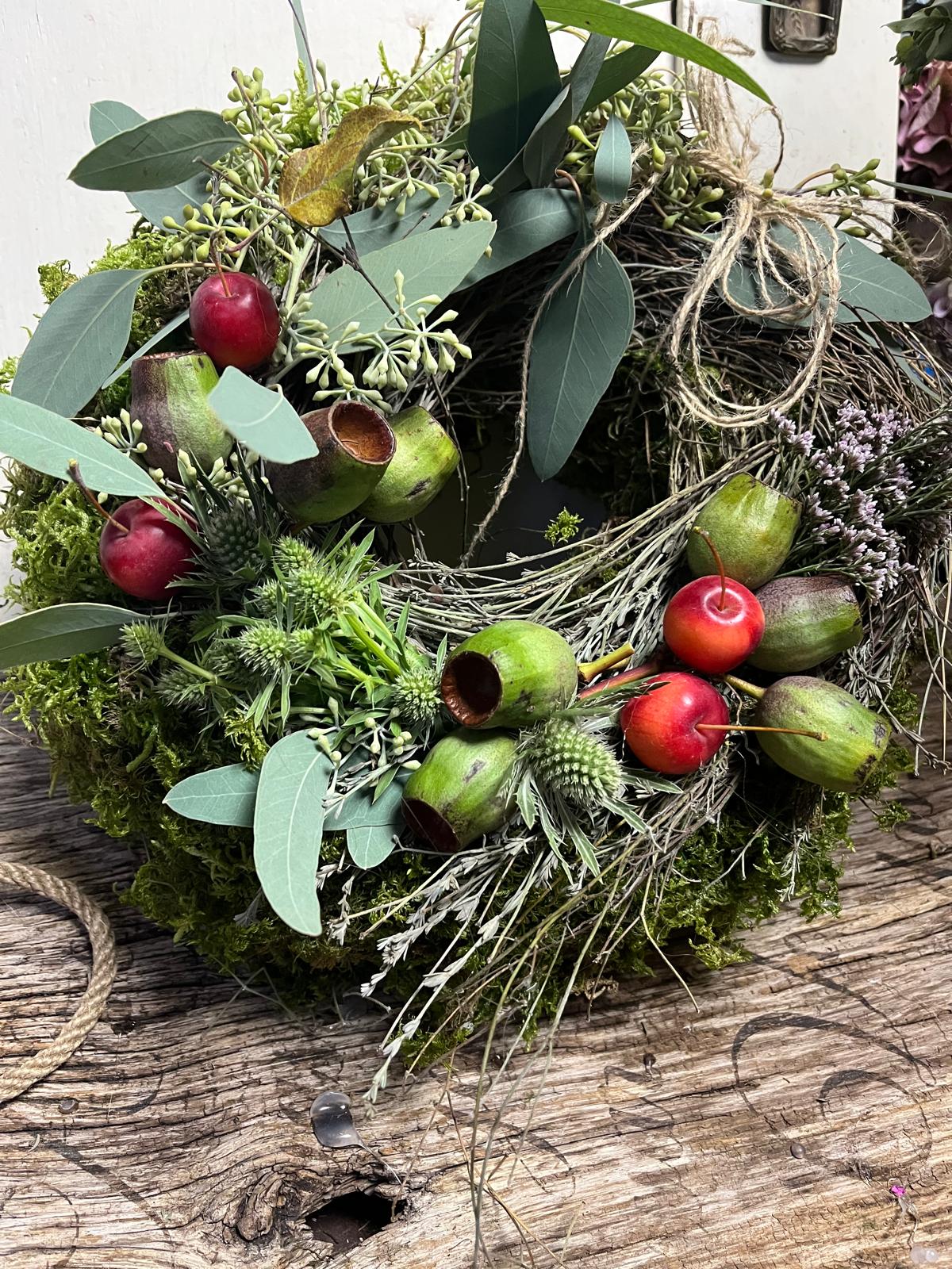 Natürlicher Türkranz: Mit Äpfeln & Strandflieder