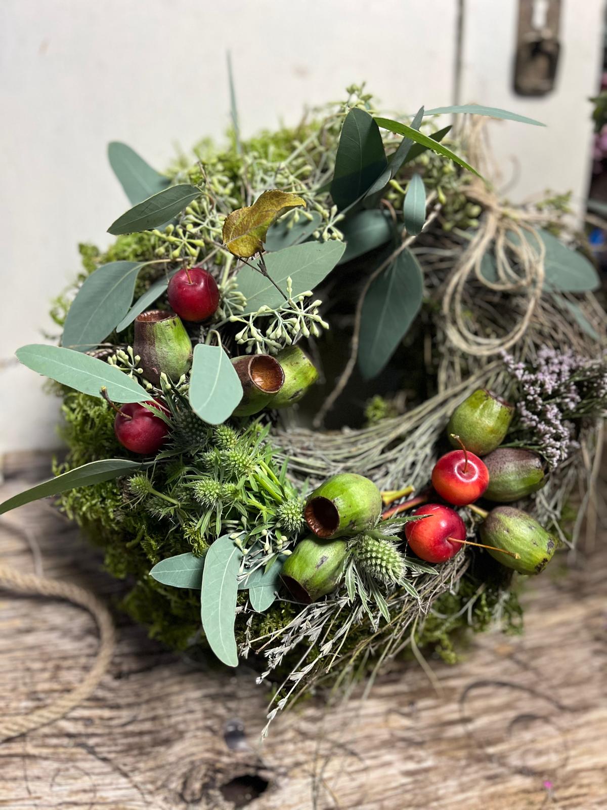 Natürlicher Türkranz: Mit Äpfeln & Strandflieder