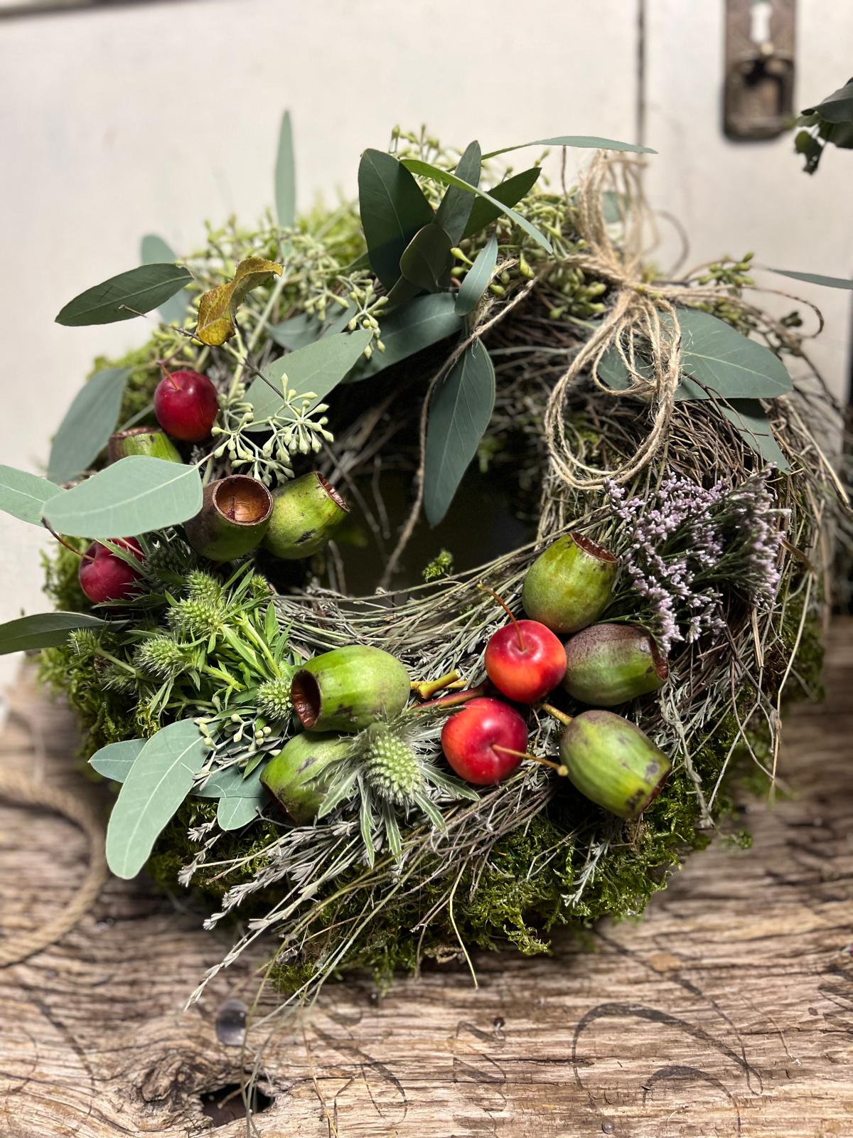 Natürlicher Türkranz: Mit Äpfeln & Strandflieder