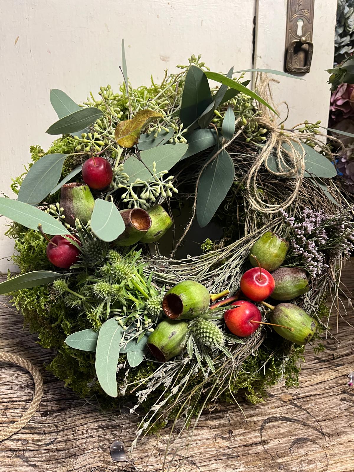 Natürlicher Türkranz: Mit Äpfeln & Strandflieder