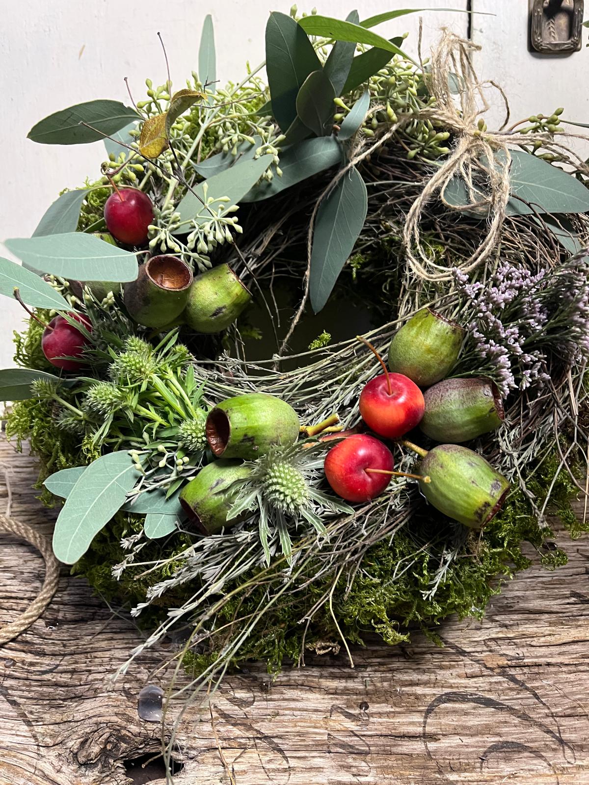 Natürlicher Türkranz: Mit Äpfeln & Strandflieder