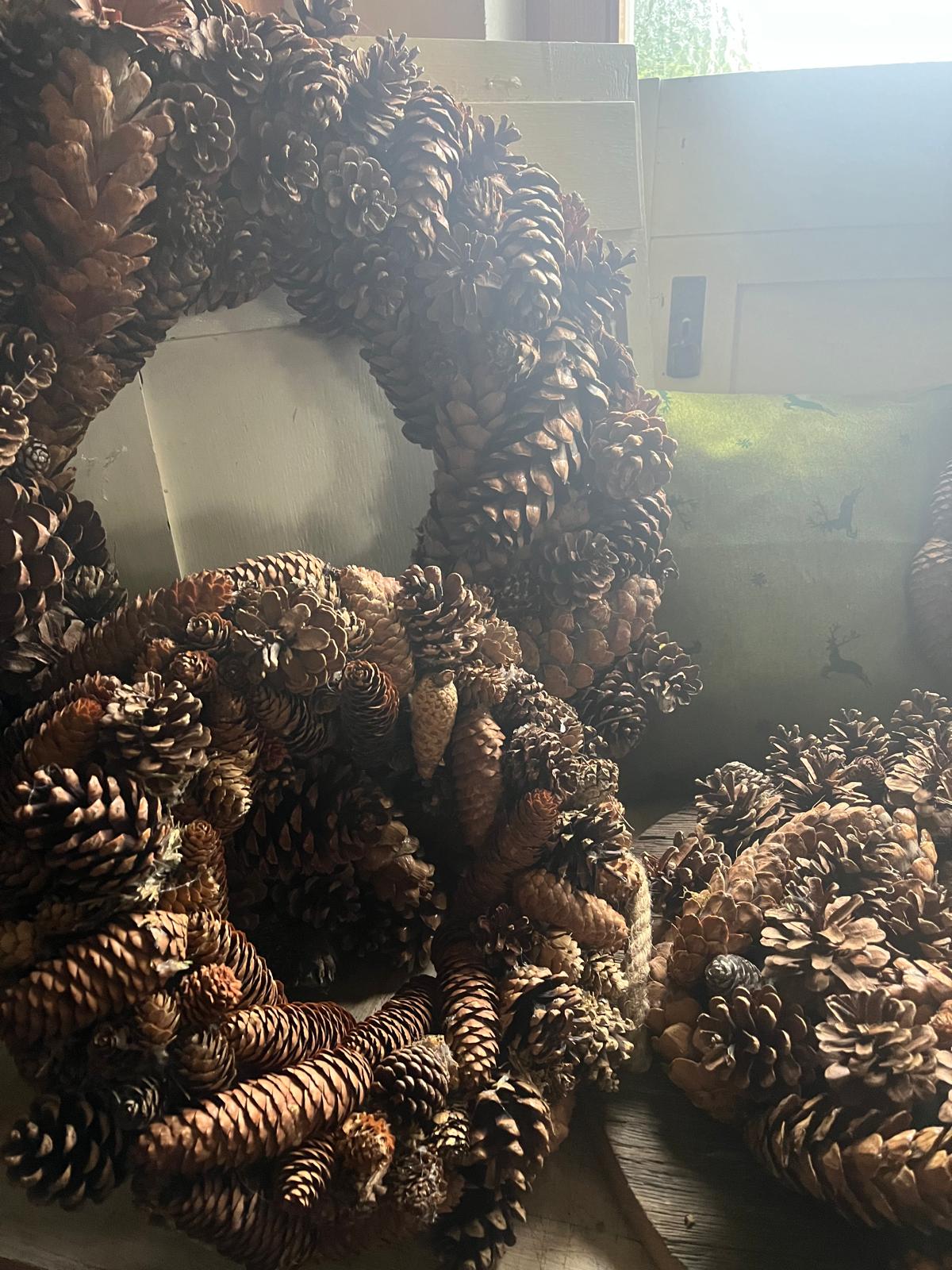 Edler Kranz: Handgefertigtes Unikat für Tisch & Tür