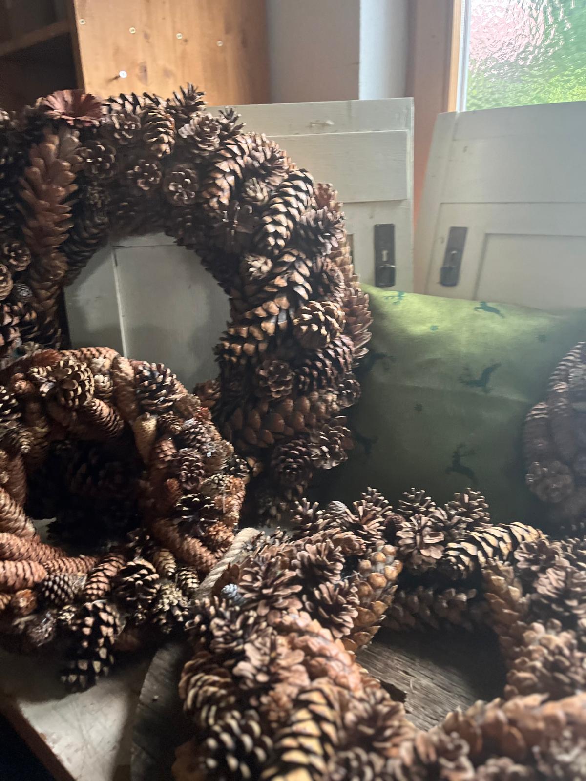 Edler Kranz: Handgefertigtes Unikat für Tisch & Tür