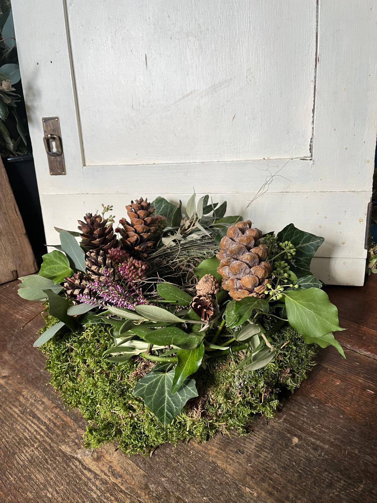 Handgefertigter Mooskranz: Reichhaltige Komposition