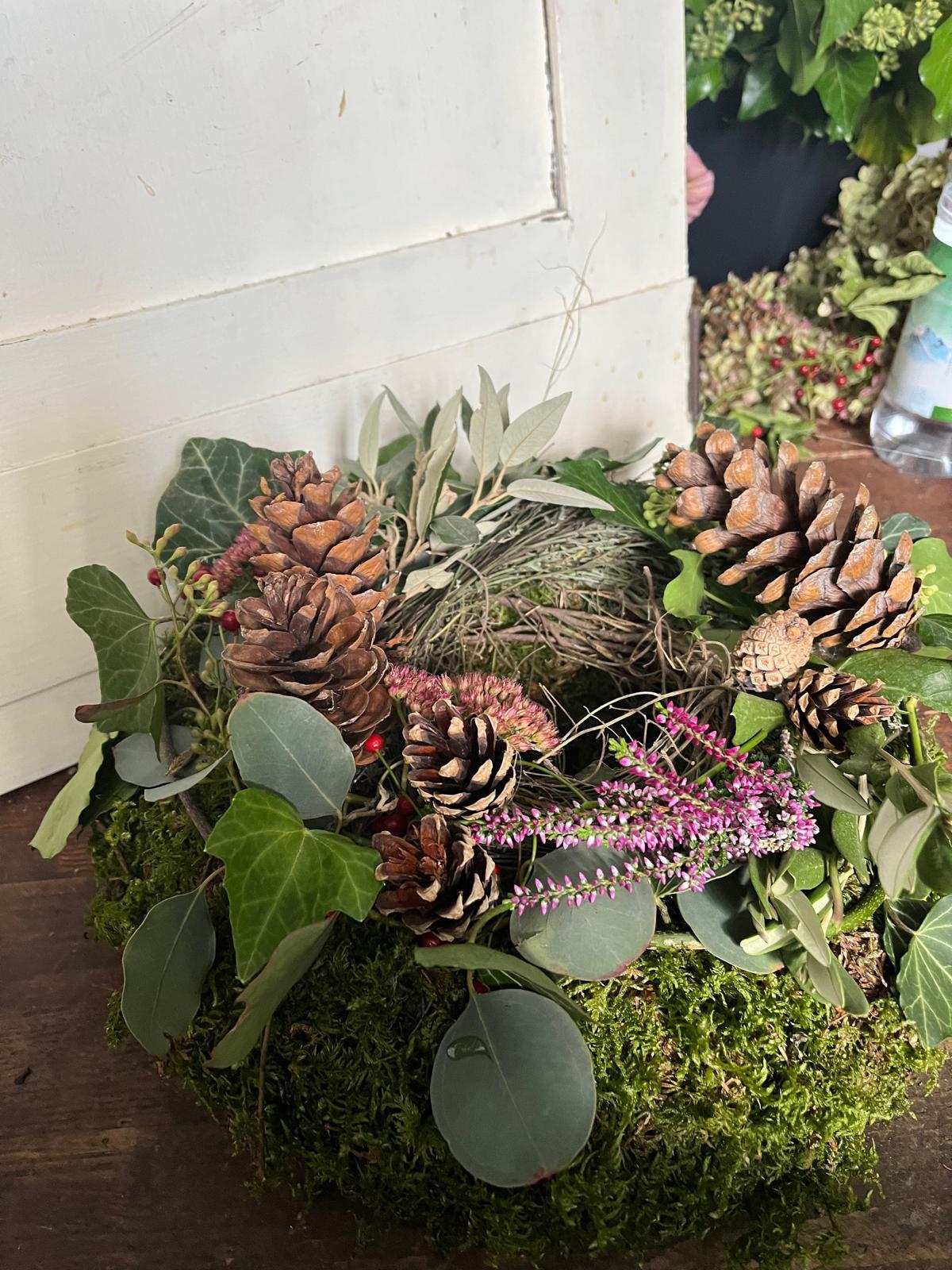 Handgefertigter Mooskranz: Reichhaltige Komposition